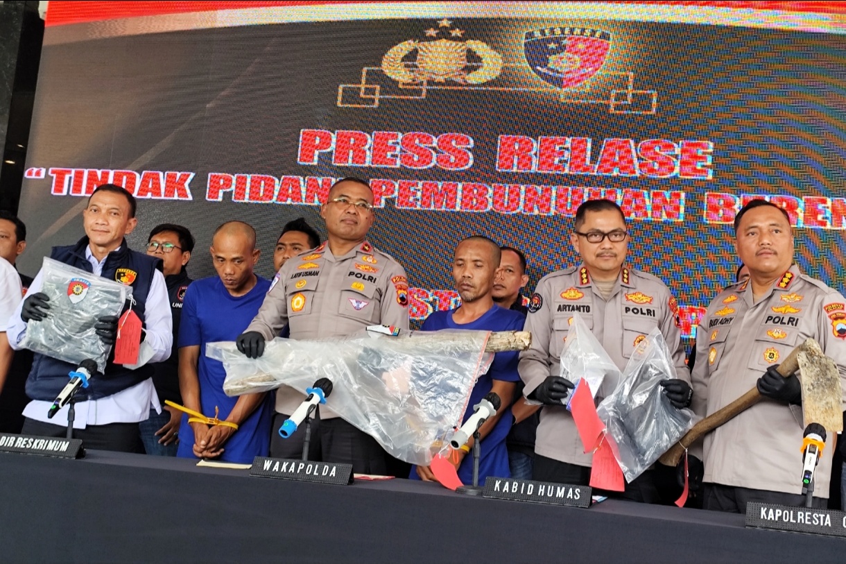 Tersangka dan barang bukti kasus pembunuhan anggota Peradi