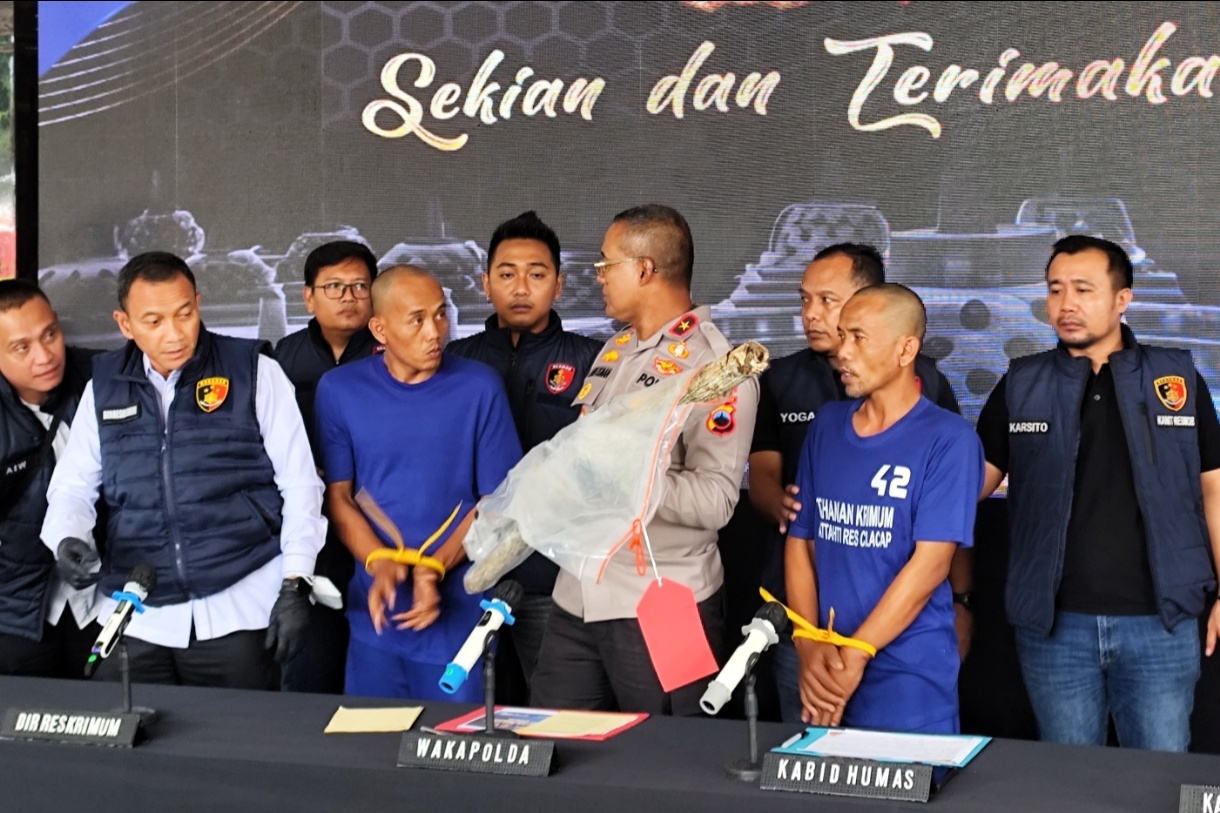 Dua tersangka saat dihadirkan dalam rilis di Mapolda Jateng