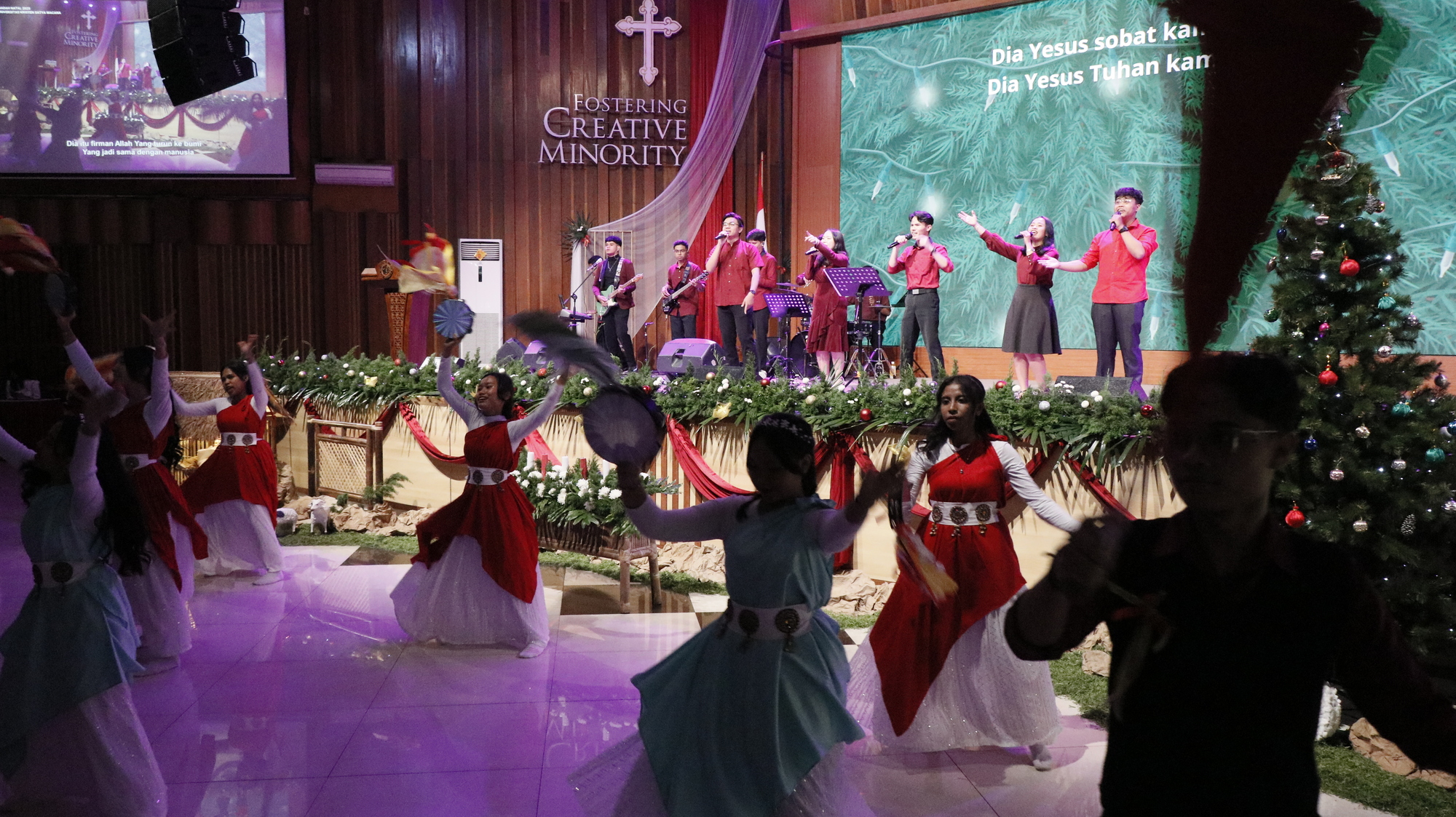 Civitas Akademika UKSW larut dalam kehangatan Ibadah Natal 2025 yang dihadirkan dengan perpaduan liturgi yang khusyuk dan sentuhan teknologi yang memukau, Jumat (12/12/2025) malam.
