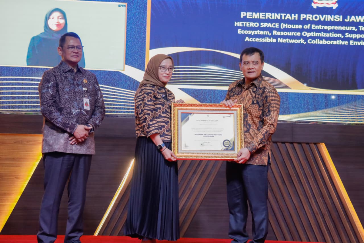 Gubernur Jawa Tengah Ahmad Luthfi dalam acara Peresmian Mal Pelayanan Publik Triwulan IV dan Penghargaan OPSI-KIPP 2025 di Kantor Kementerian PAN-RB, pada Jakarta, Senin, 15 Desember 2025.