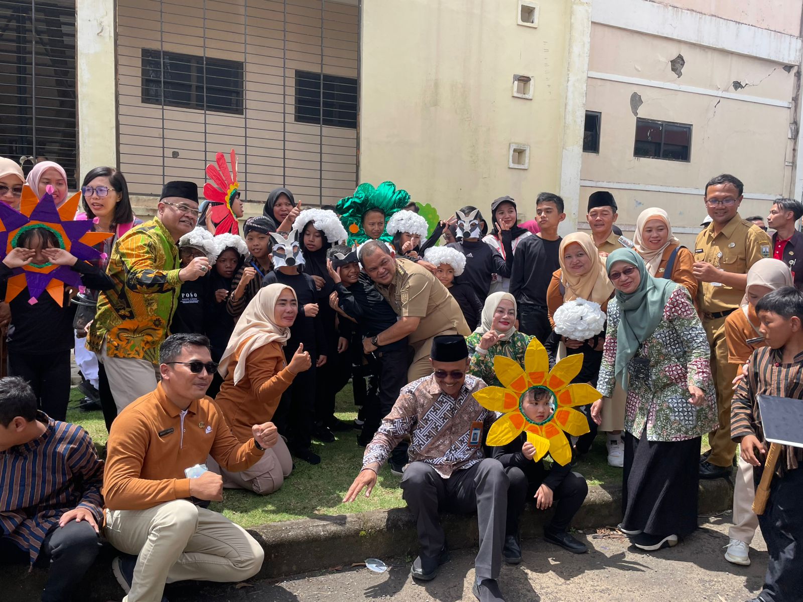 Bupati Semarang Ngesti Nugraha saat menyapa ratusan anak sekolah dasar usai acara seksi kurikulum dan kesiswaan sekolah dasar di Halaman Gor Pandanaran Wujil Bergas. Maria Novena/Jawa Pos Radar Semara