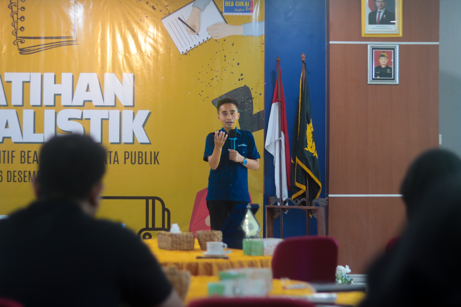 Redaktur Senior Jawa Pos Radar Semarang Arif Riyanto sebagai narasumber utama mengingatkan pentingnya selektivitas isu
