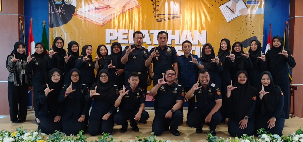 KPPBC TMP A Semarang Mochamad Syuhadak bersama narasumber Arif Riyanto dan peserta pelatihan jurnalistik yang digelar di Aula Lantai 4, Selasa (16/12/2025).