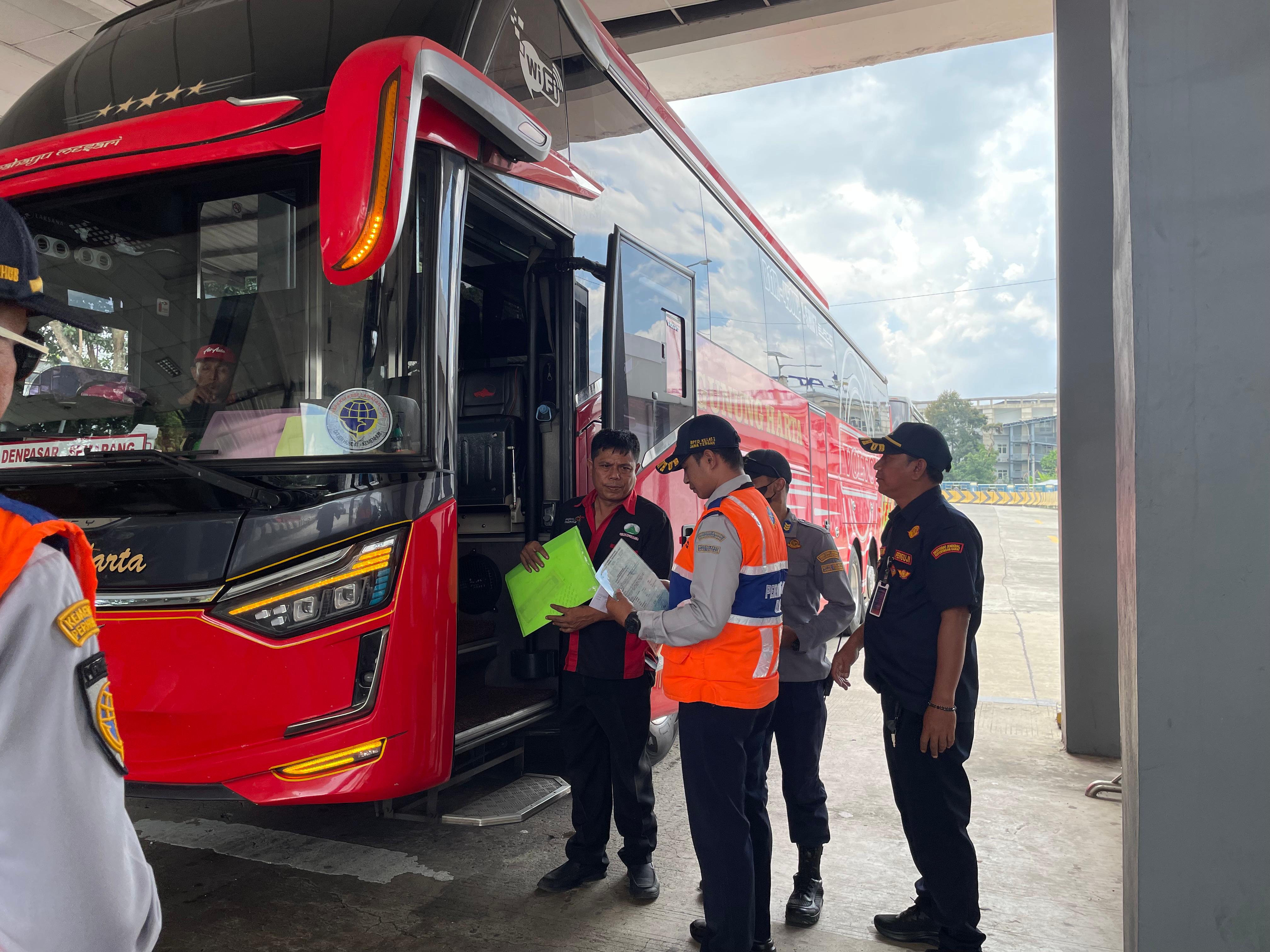 Personel Dinas Perhubungan Kabupaten Semarang saat lakukan ram cek ke bus antar provinsi di Terminal tipe A Bawen. Maria Novena/Jawa Pos Radar Semarang