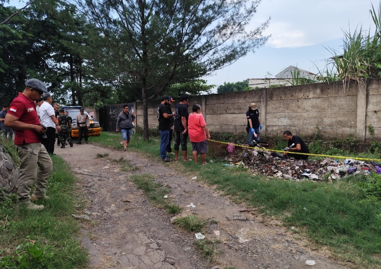 Inafis Polrestabes Semarang melakukan olah TKP penemuan orok di kampung cakrawala