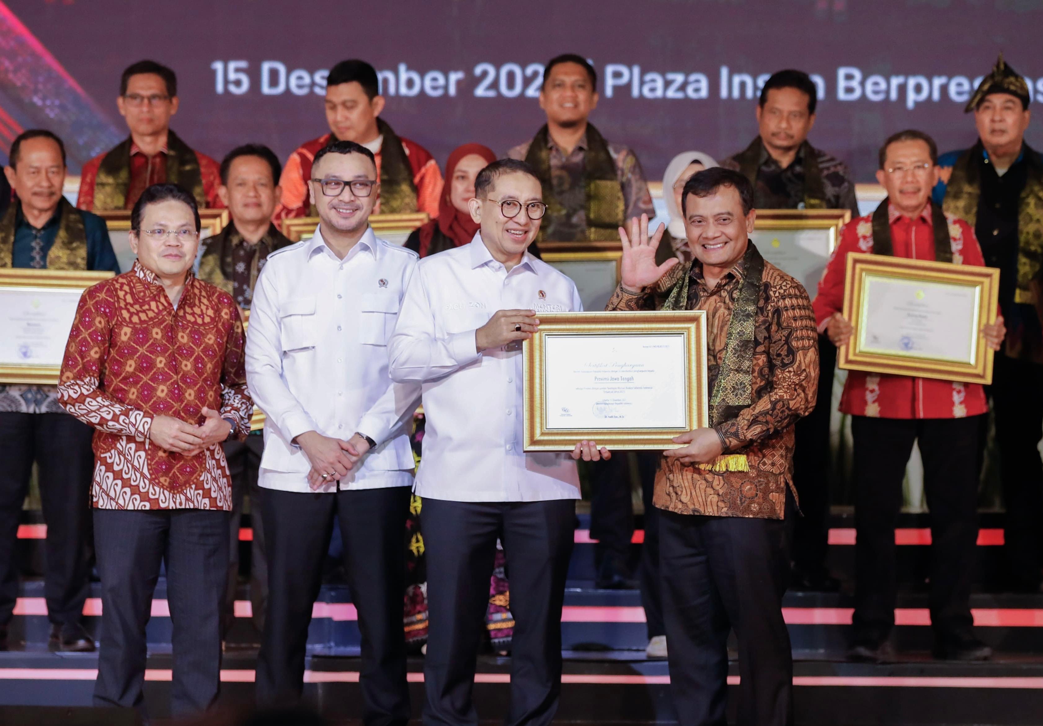 Gubernur Jawa Tengah, Ahmad Luthfi, usai menerima sertifikat