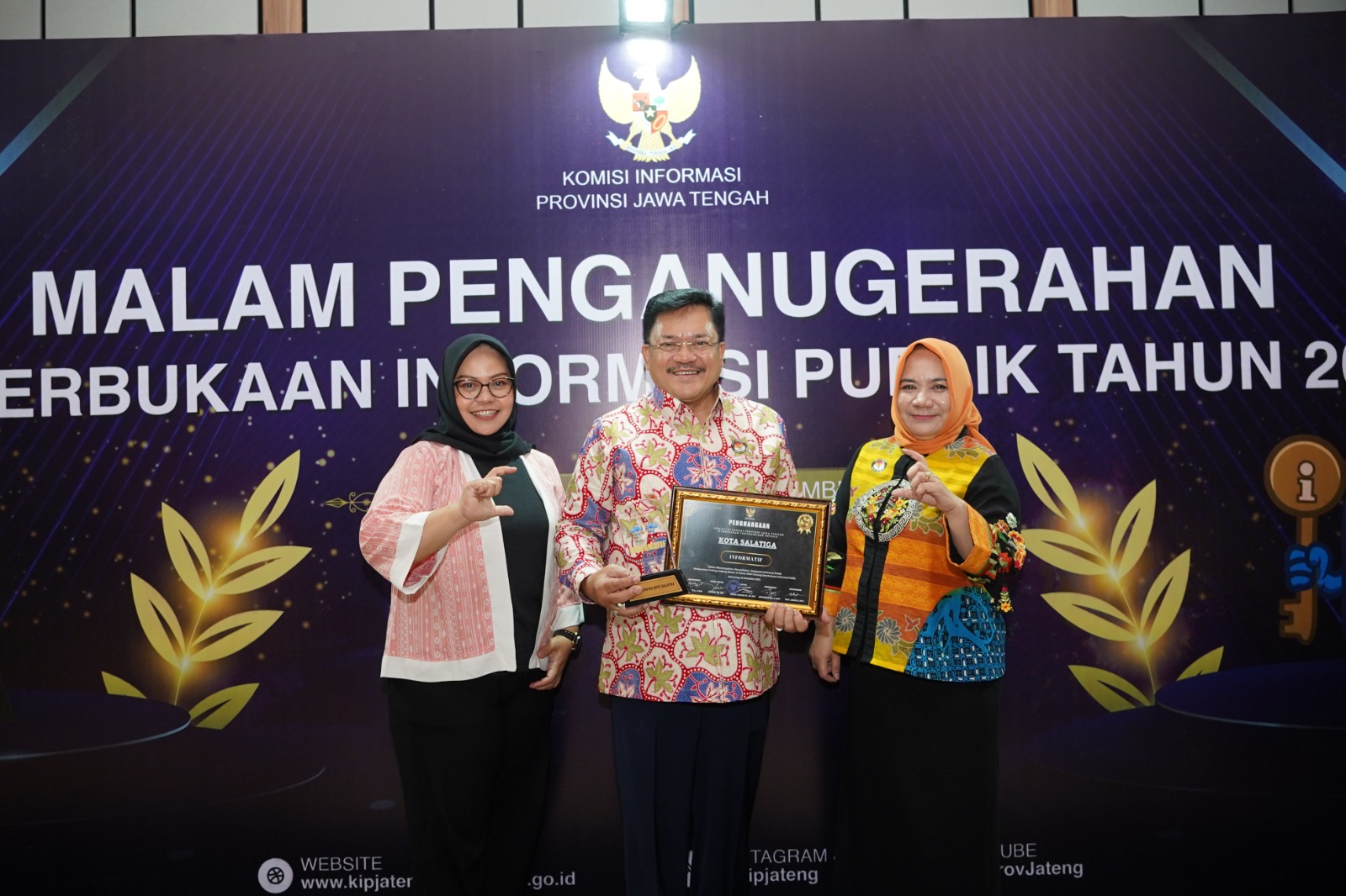 Penghargaan tersebut diterima langsung oleh Wali Kota Salatiga, dr. Robby Hernawan, Sp.OG, yang hadir didampingi Kepala Dinas Komunikasi dan Informatika (Diskominfo) Kota Salatiga, Eny Endang Surtiani