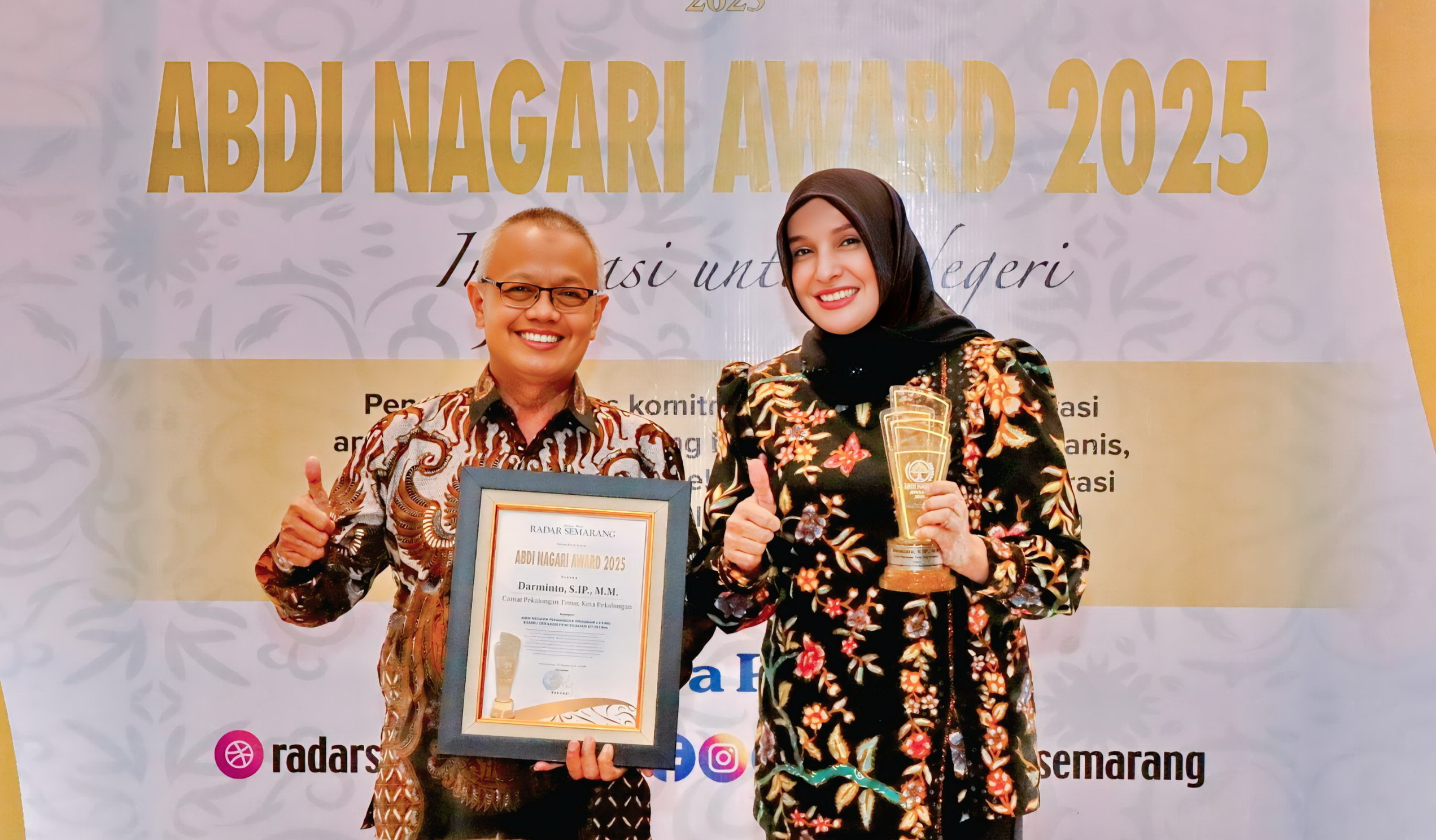 BERFOTO BERSAMA - Usai terima penghargaan Darminto berfoto&nbsp;bersama dengan&nbsp;Wawalkot Hj Balgis Diab.