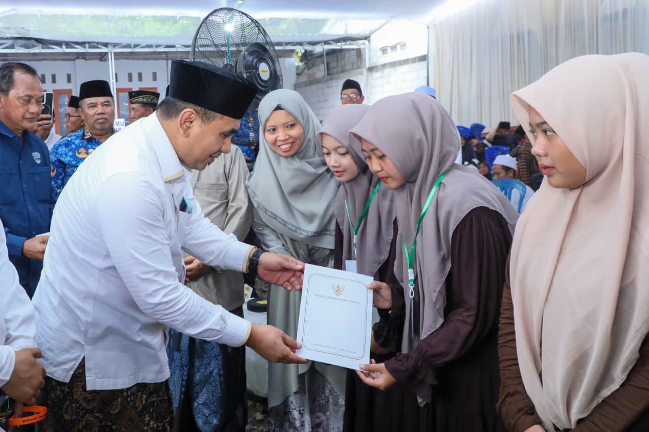 Wakil Gubernur Jawa Tengah, Taj Yasin juga menyerahkan tali asih kepada 18 santri penghafal Al-Qur&rsquo;an