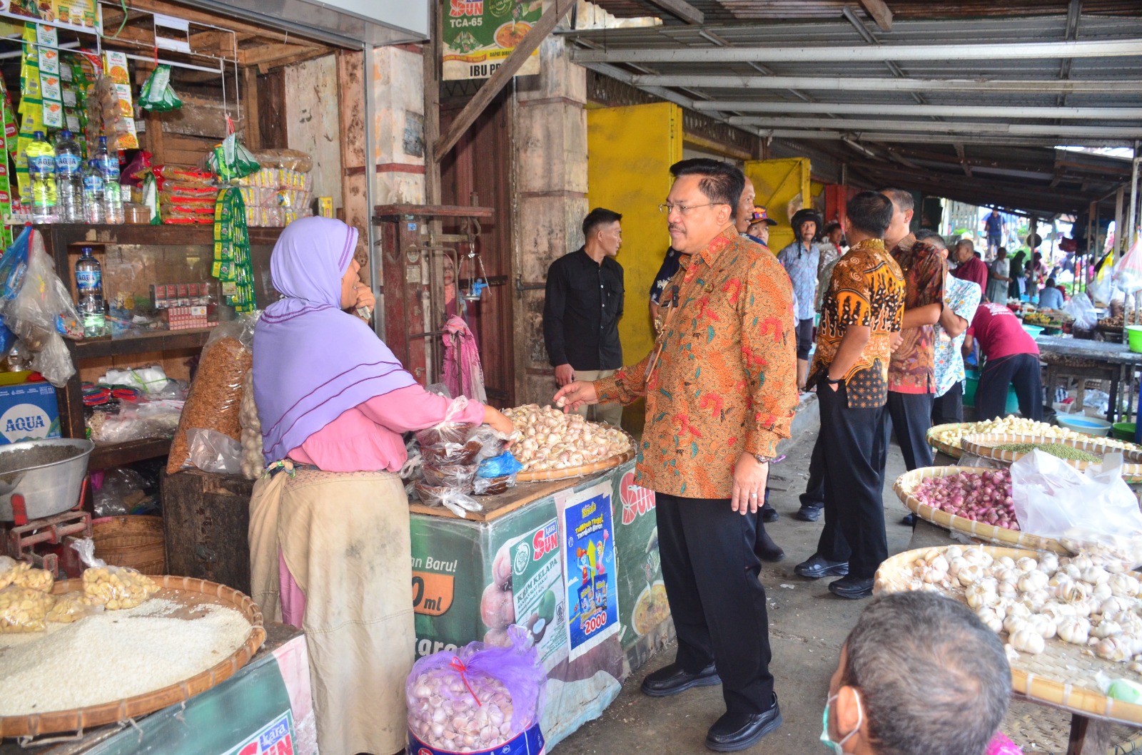 Wali Kota Salatiga, dr. Robby Hernawan, Sp.OG., beserta rombongan meninjau Pasar Blauran Kota Salatiga guna mengetahui harga dan kualitas bahan pokok dan sembako menjelang momen natal dan tahun baru.