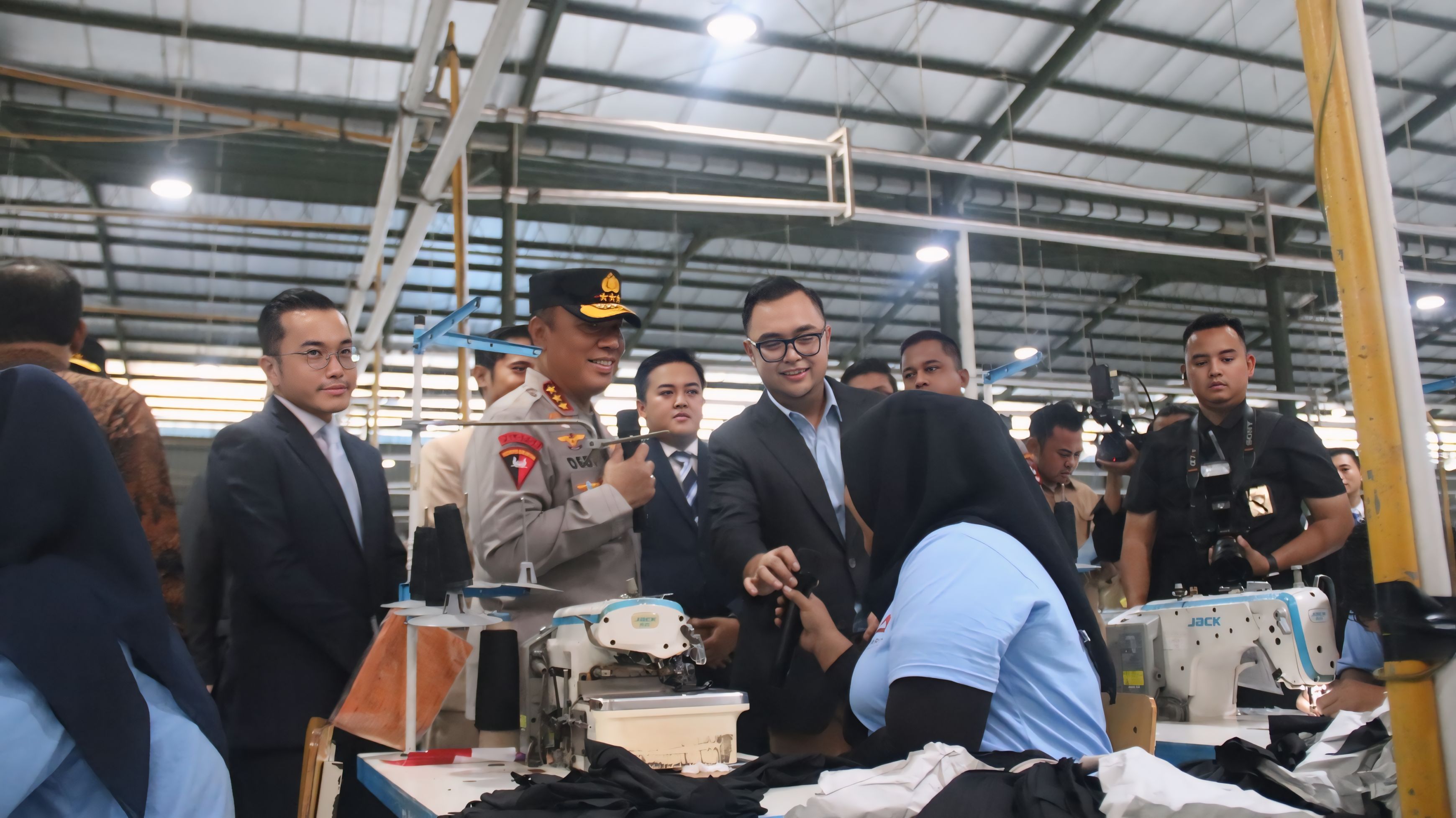 SAPA PEKERJA - Wakapolri bersama jajaran serta Wong Hang Bersaudara saat menyapa pekerja, usai peresmian pabrik Garmen di Taman Pemalang, Jumat (19/12/2025)