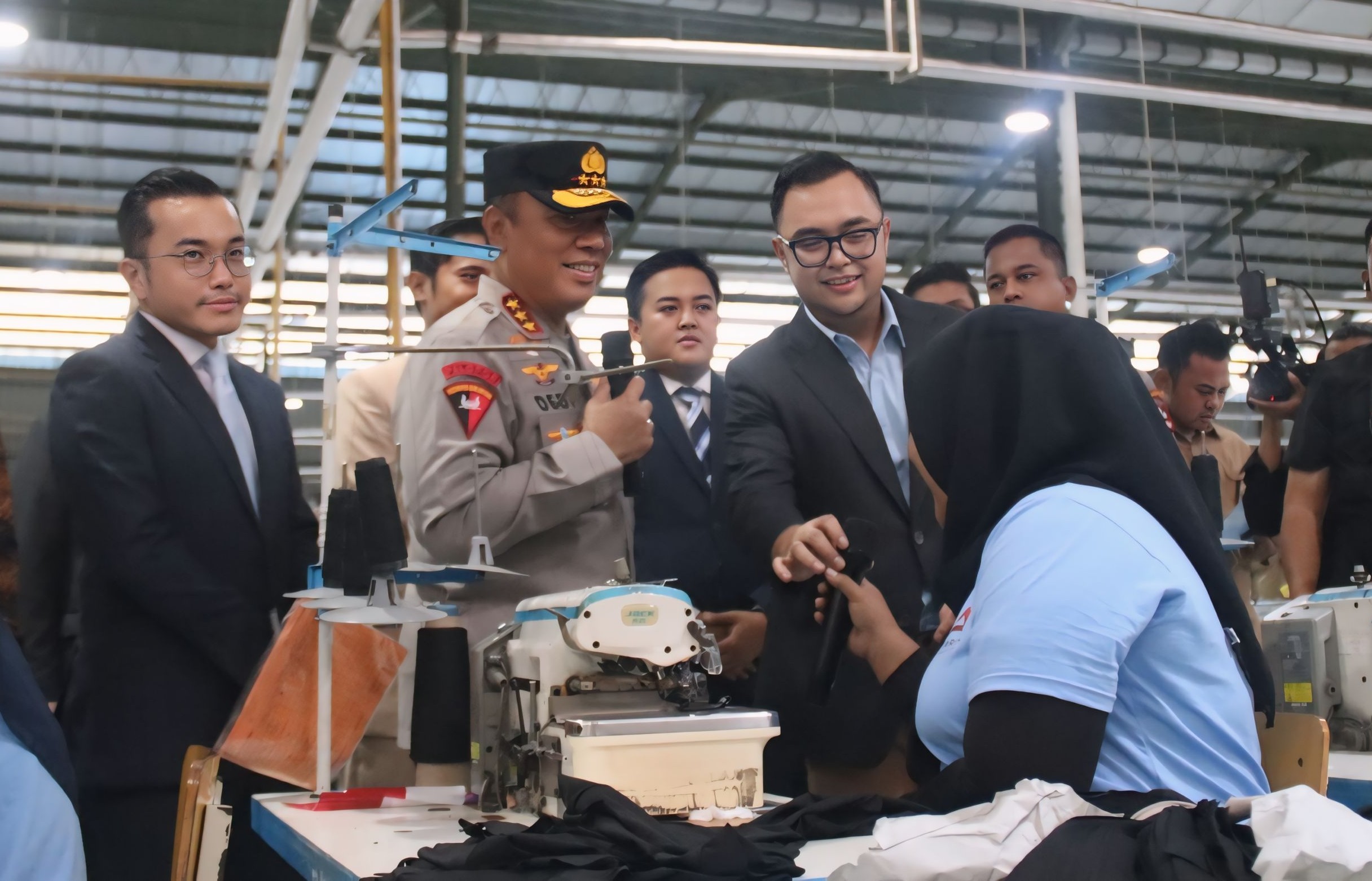 SAPA PEKERJA - Wakapolri bersama jajaran serta Wong Hang Bersaudara saat menyapa pekerja, usai peresmian pabrik Garmen di Taman Pemalang, Jumat (19/12/2025).