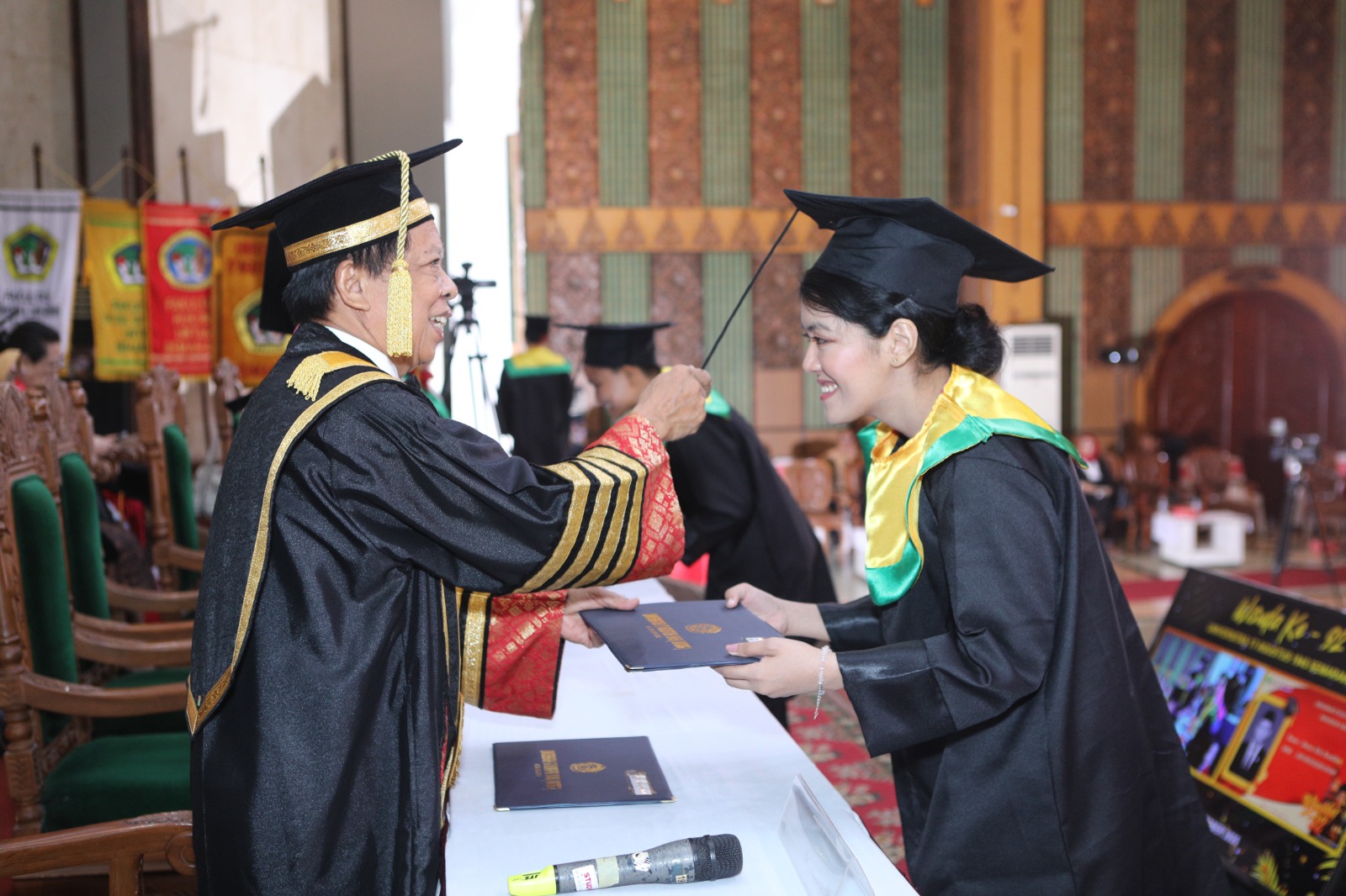 Rektor Untag Prof Suparno meluluskan 588 wisudawan pada Wisuda ke-92 Untag di MAJT Semarang.