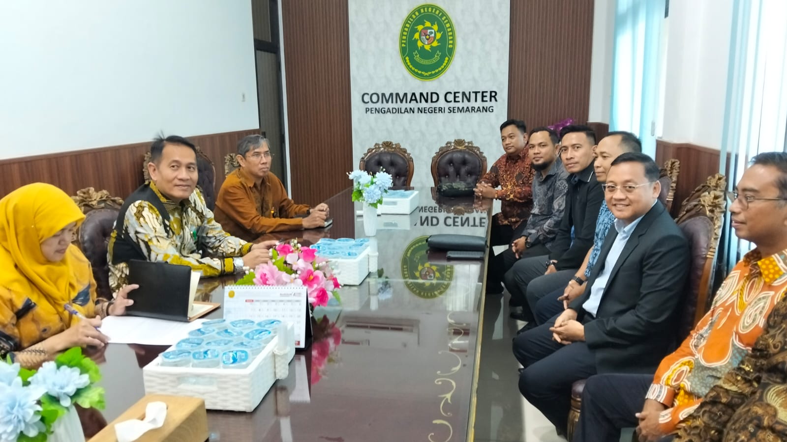 Ketua DPC Peradi Semarang Kairul Anwar saat bersama jajarannya beraudiensi dengan Ketua Pengadilan Negeri (PN) Semarang, Salman Alfarisi, di Kantornya, Semarang, Kamis, 18 Desember 2025.