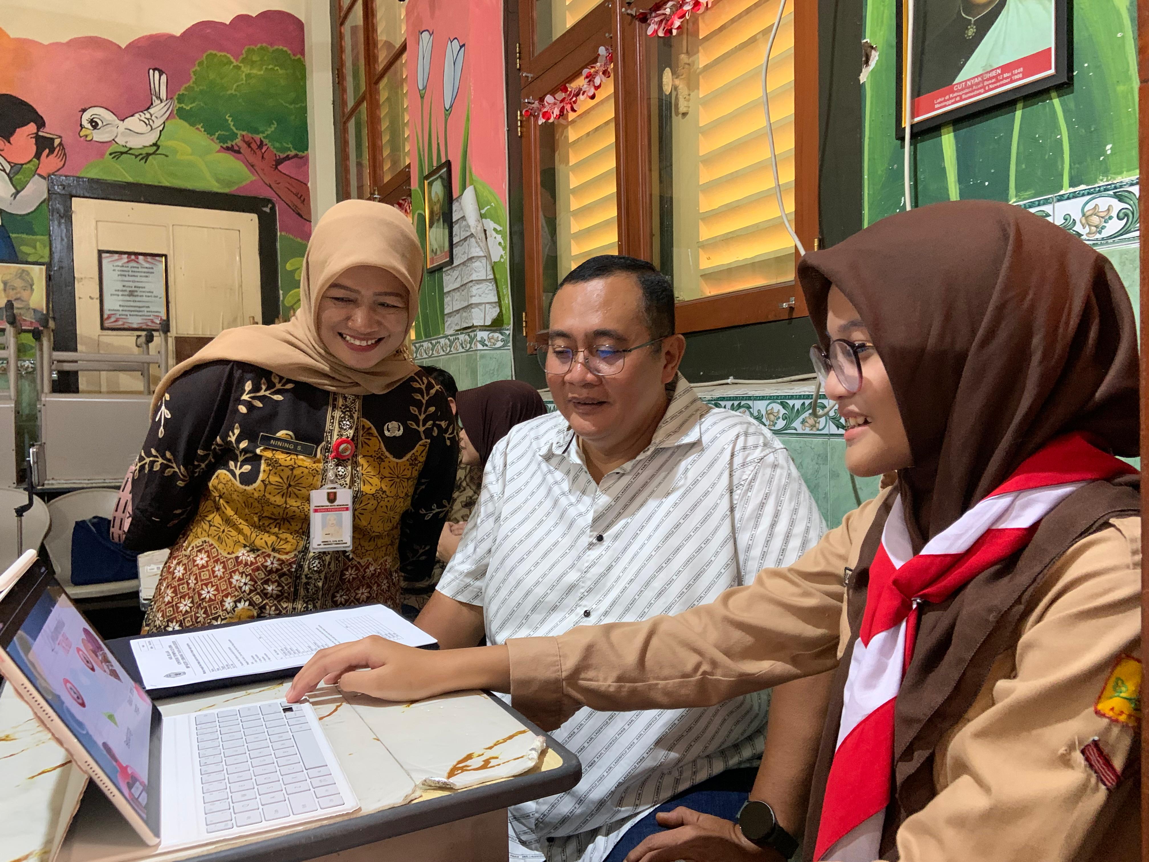 Kepala SMPN 2 Semarang Nining Sulistyaningsih sedang melihat presentasi salah satu siswa Valda Aisha di hadapan ayahnya, Kuncoro Aji.