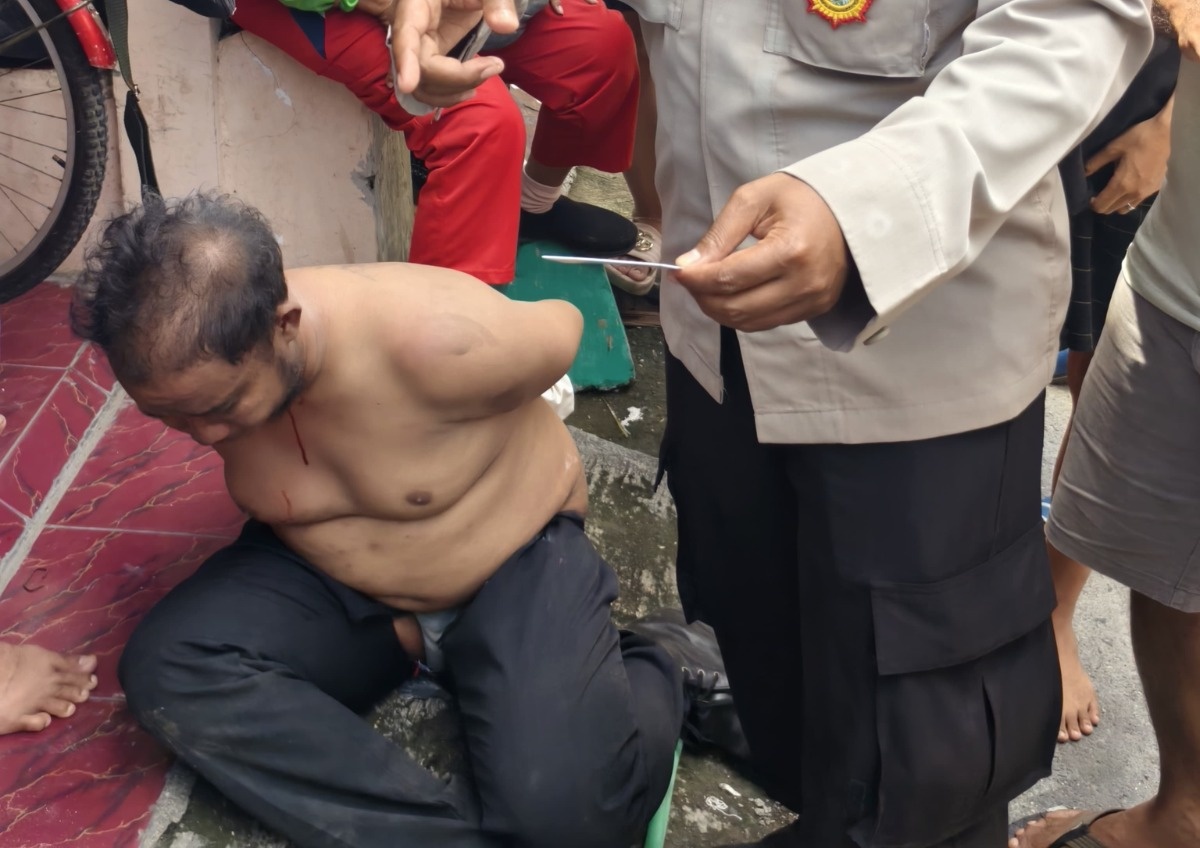 Pelaku pejambretan sempat diamuk warga dan hingga akhirnya diamankan ke Polsek Semarang Barat