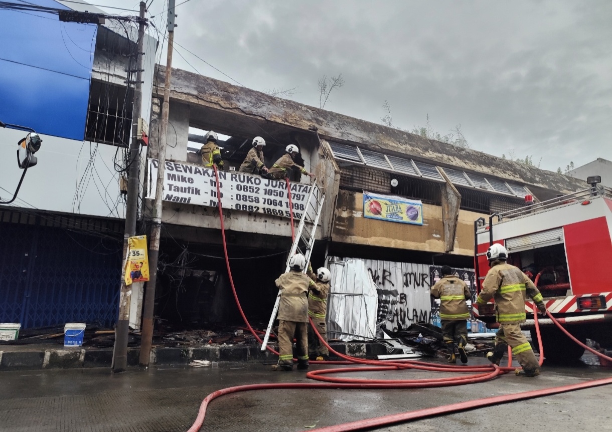 Petugas Damkar melakukan proses pemadaman api di ruko Jurnatan Semarang Tengah