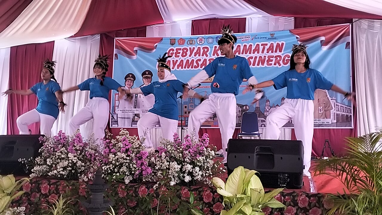 Suasana lomba tari tabola bale saat Gayamsari Bersinergi di Halaman Kecamatan Gayamsari, Sabtu (20/12) siang.