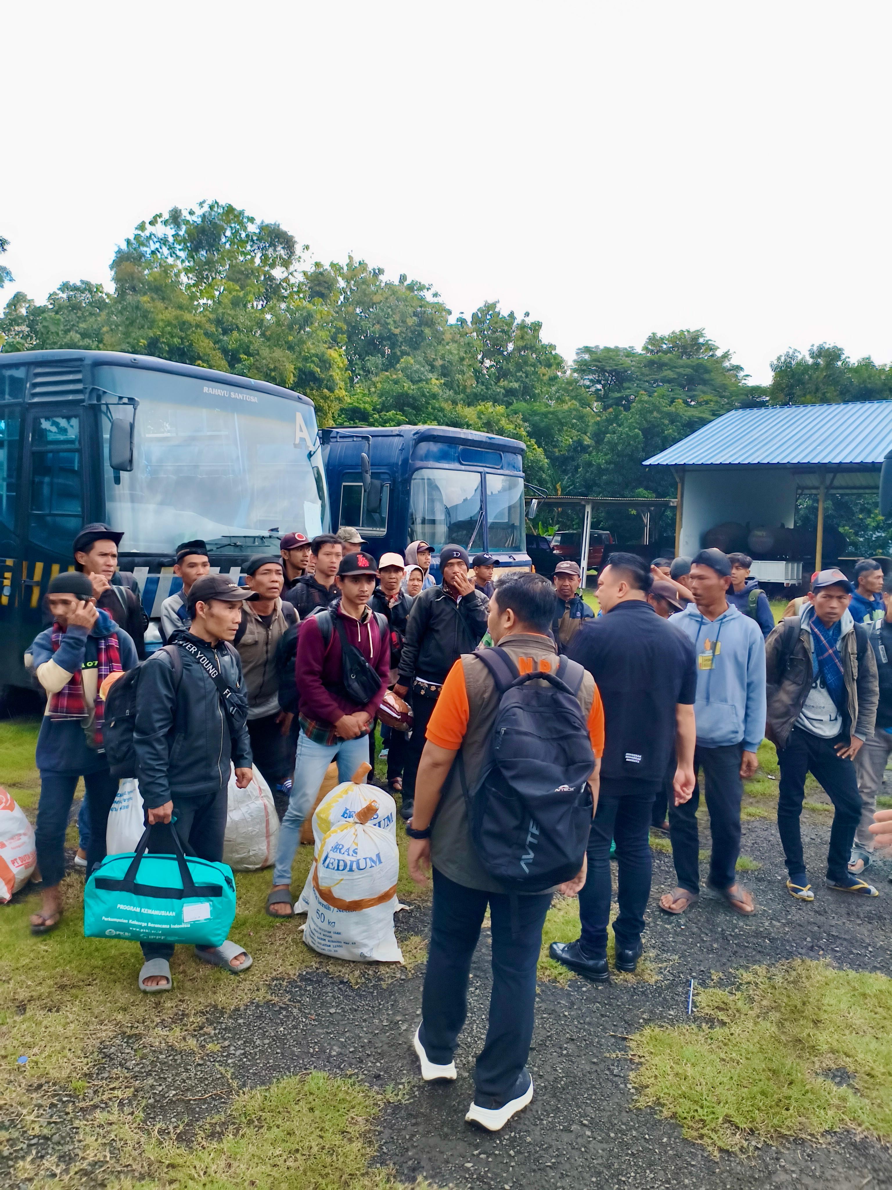 Pemerintah Provinsi Jawa Tengah memulangkan sebanyak 100 warga asal Jateng