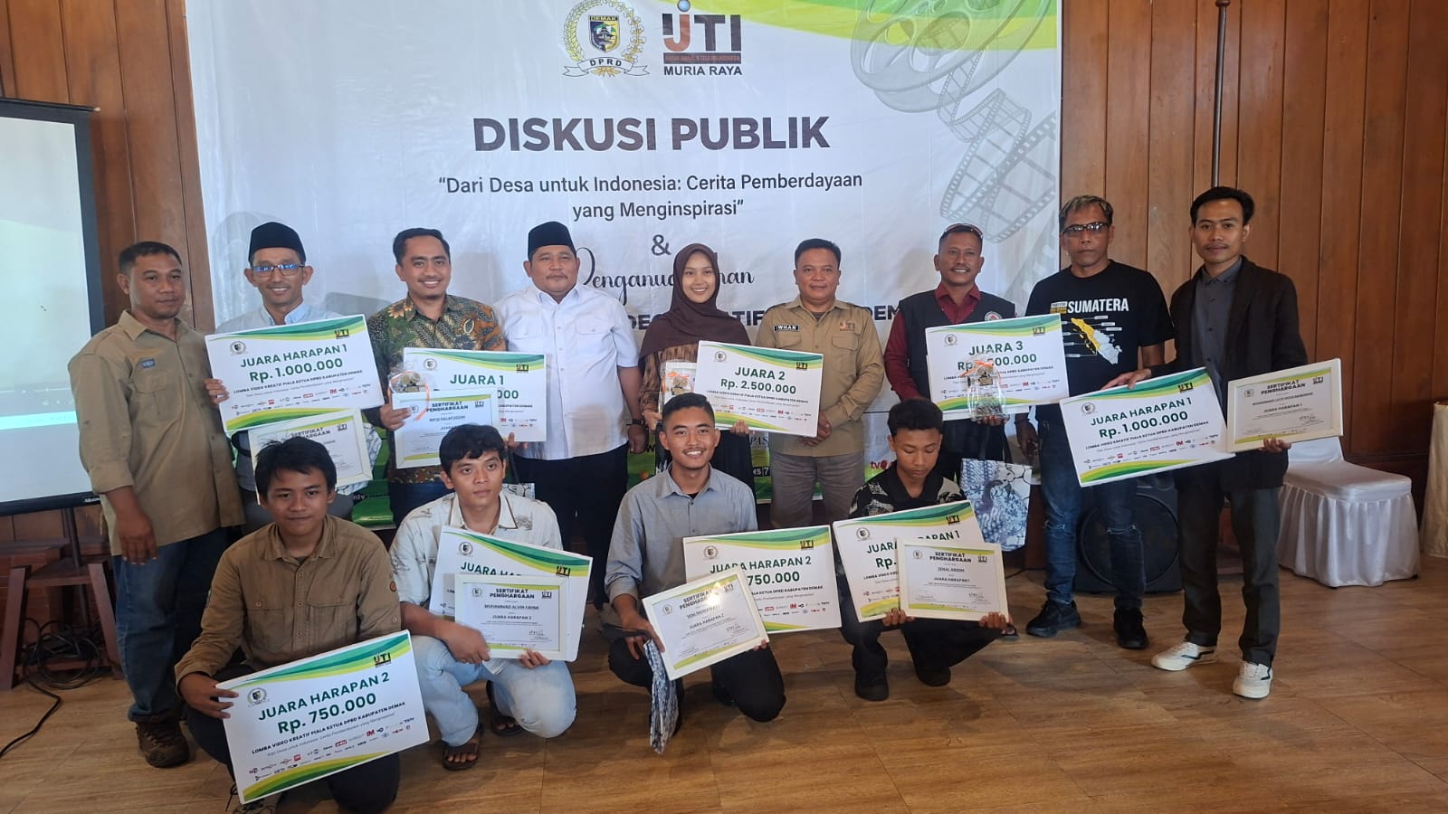 Ketua DPRD Demak H Zayinul Fata didampingi Ketua IJTI Muria Raya, Ihwan, dan Ketua Panitia Ismail foto bersama para juara lomba video di Reinz Cafe Kota Demak.(Wahibpribadi)