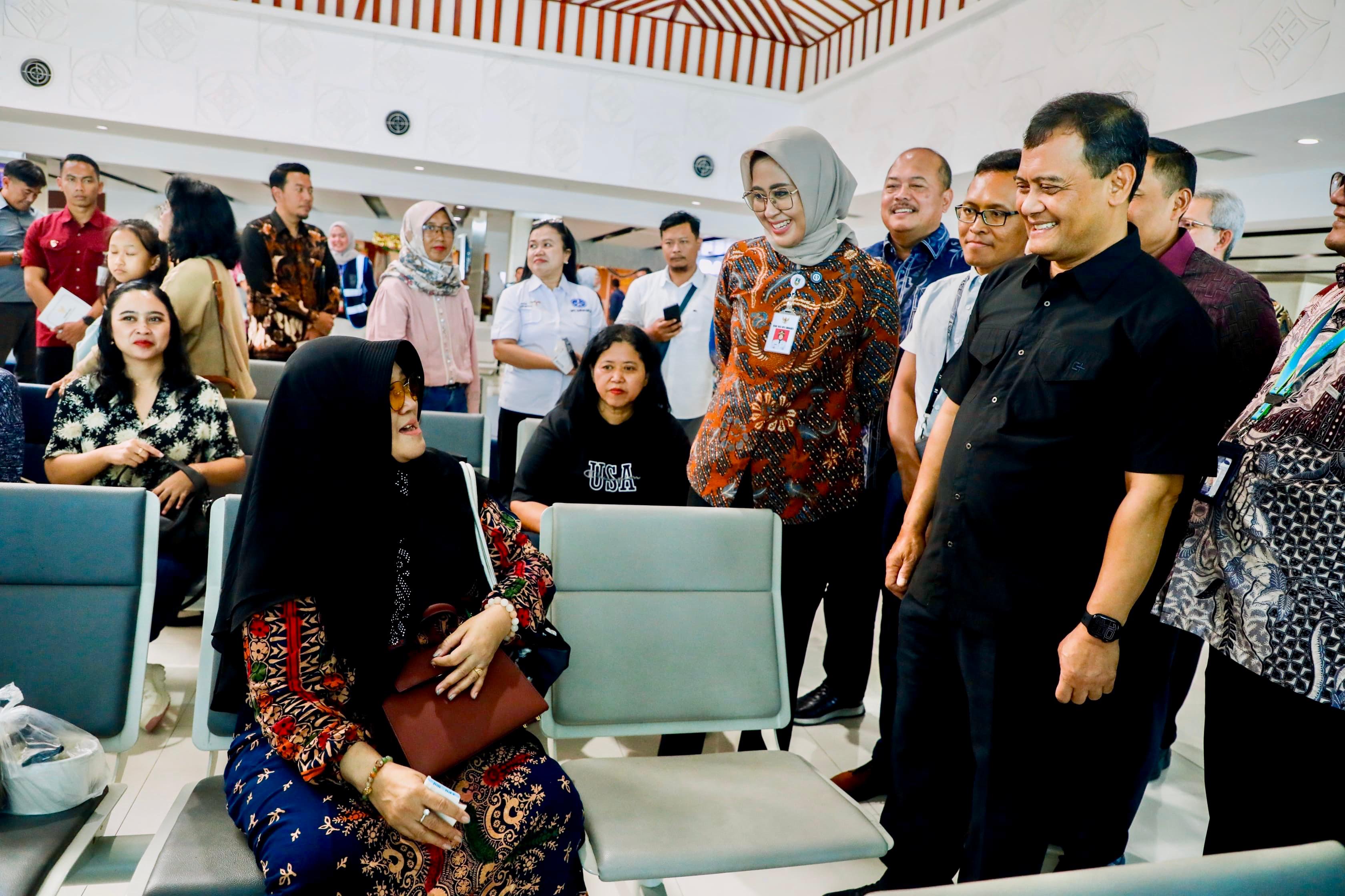 Setelah lima tahun terhenti, penerbangan rute Solo&ndash;Bandung dan Solo&ndash;Surabaya dari Bandara Adi Soemarmo kembali beroperasi.