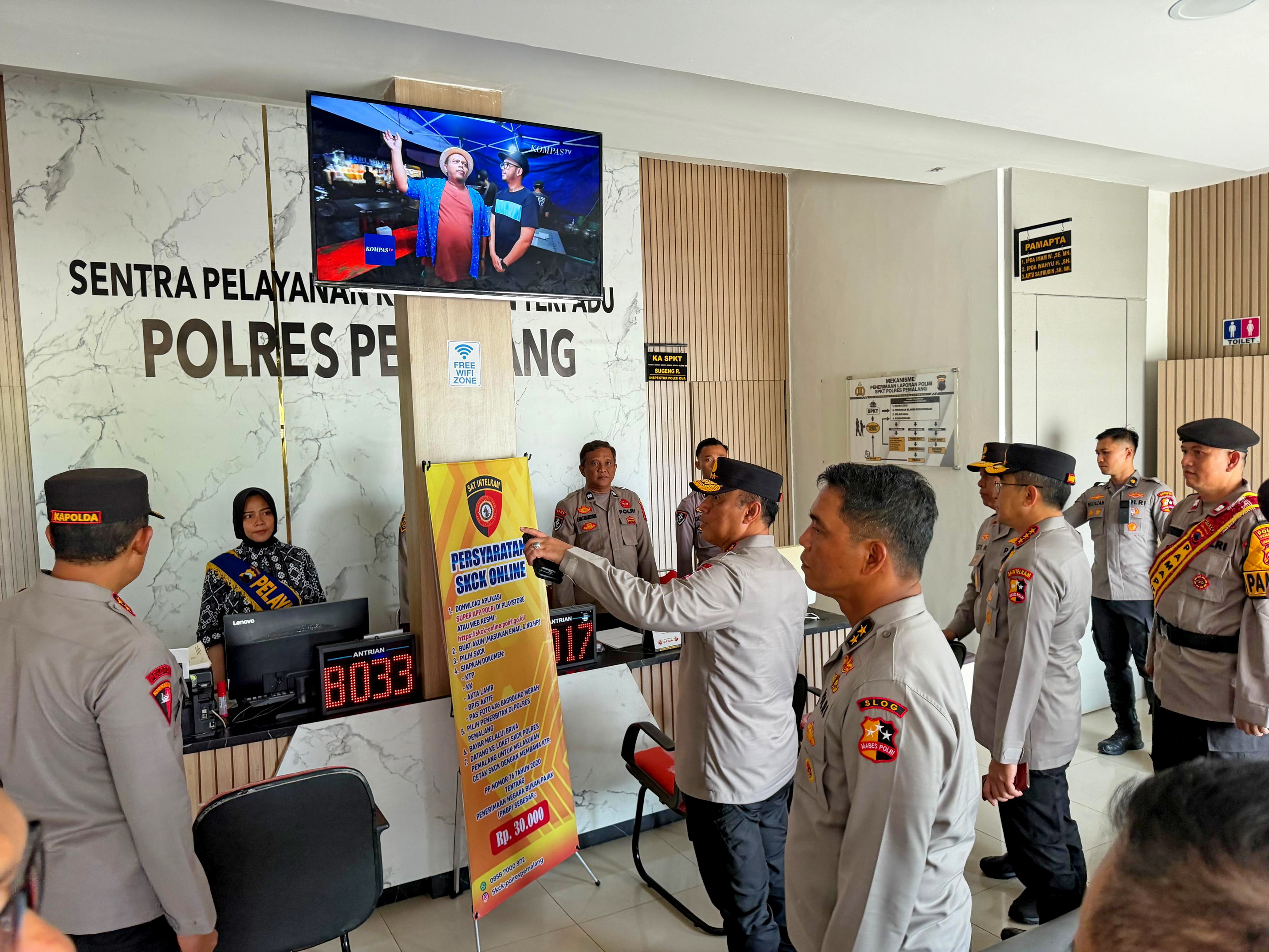 CEK LAYANAN - Wakapolri Komjen Polisi Dedi Prasetyo saat kunjungan ke Mapolres Pemalang, pada Jumat (19/12/2025).