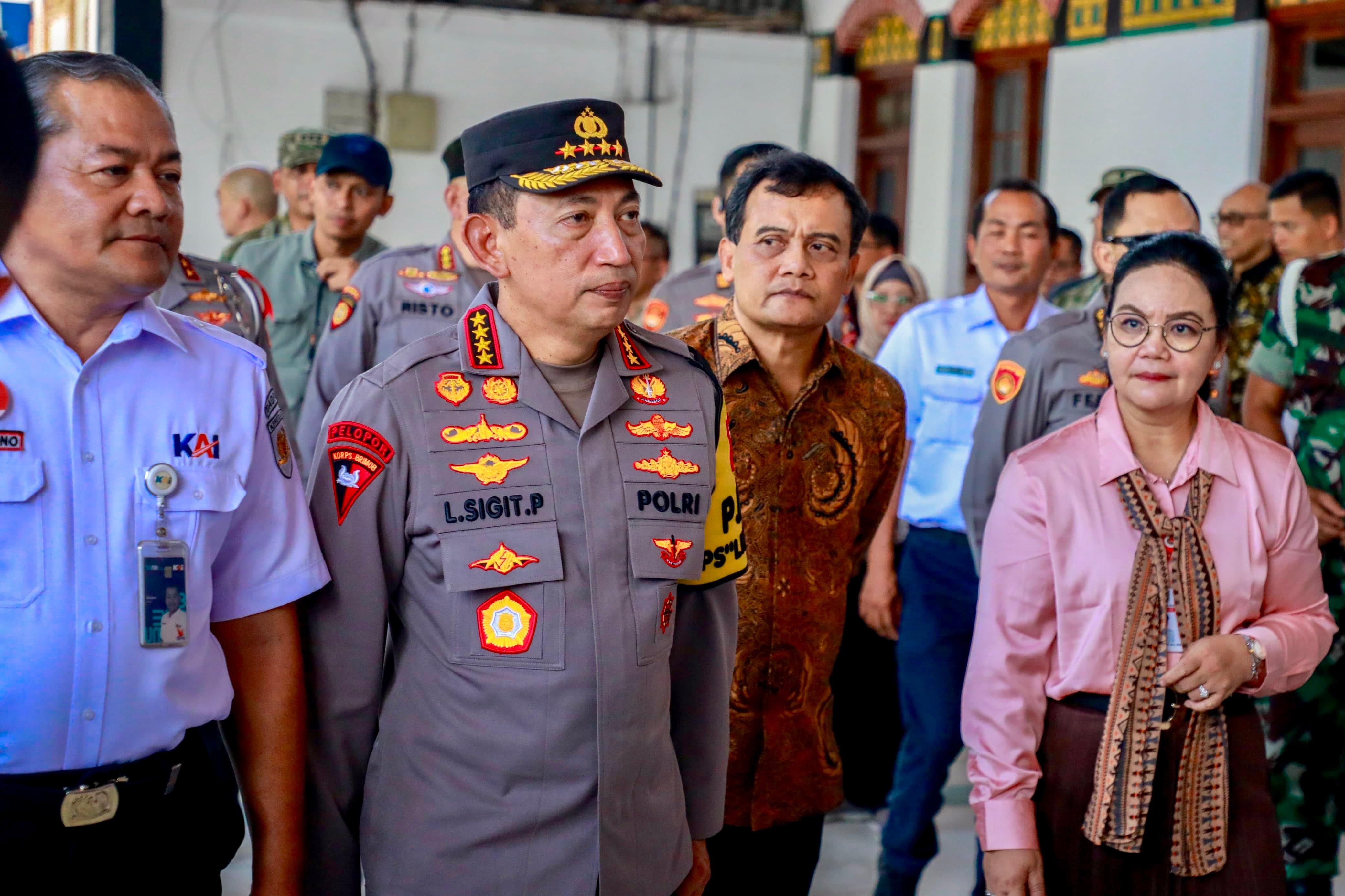 Ahmad Luthfi mendampingi kunjungan kerja Kapolri Jenderal Listyo Sigit Prabowo ke Pos Pelayanan Nataru di Stasiun Tawang, Kota Semarang, Minggu, 21 Desember 2025.