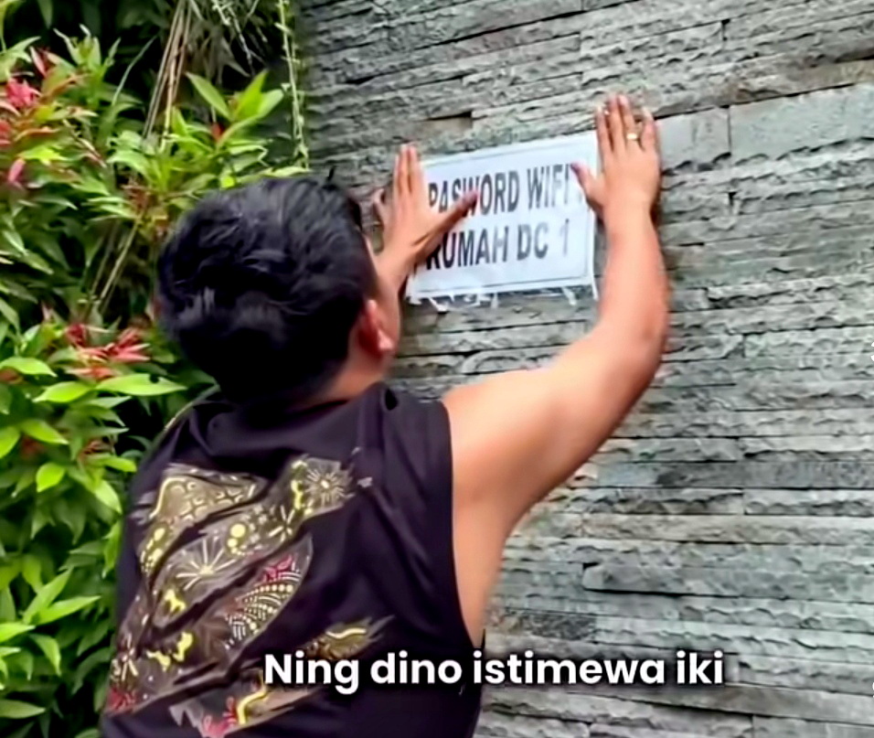 TEMPELAKAN - Denny Caknan saat tempelkan pasword wifi halaman rumahnya, pada postingan IG nya pada Sabtu (20/12/205) kemarin.
