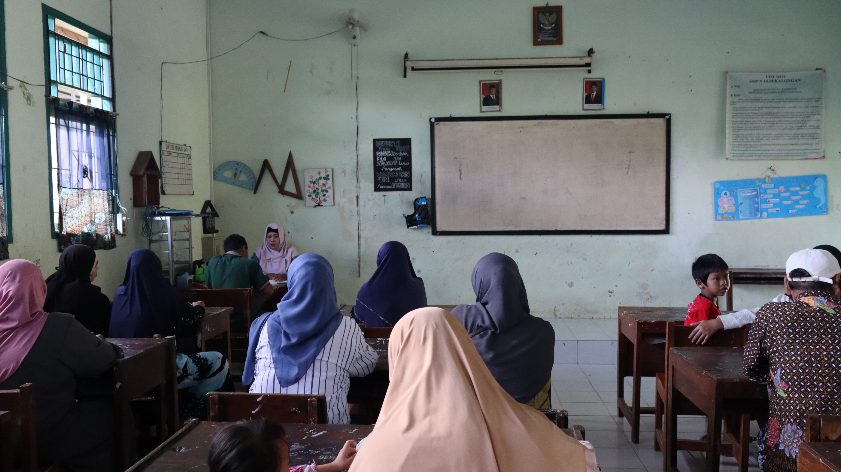 AMBIL RAPOT &ndash; Nampak salah satu ayah di Kota Pekalongan yang sedang mengambil raport di SMPN 14 Kota Pekalongan, Sabtu (20/12/2025).