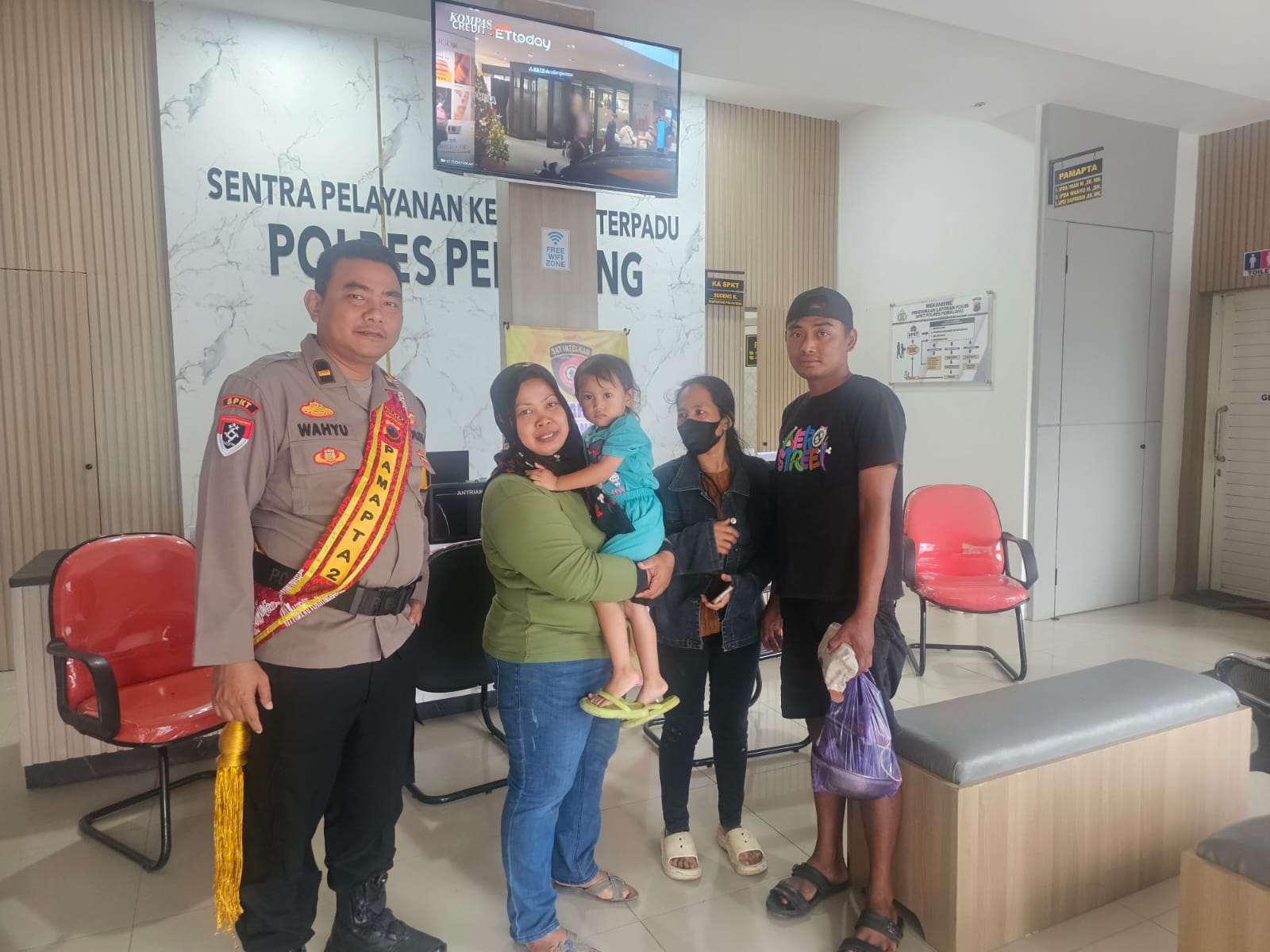 AMANKAN - Samapta Polres Pemalang saat amankan anak hilang, dipertemukan degan keluarganya.