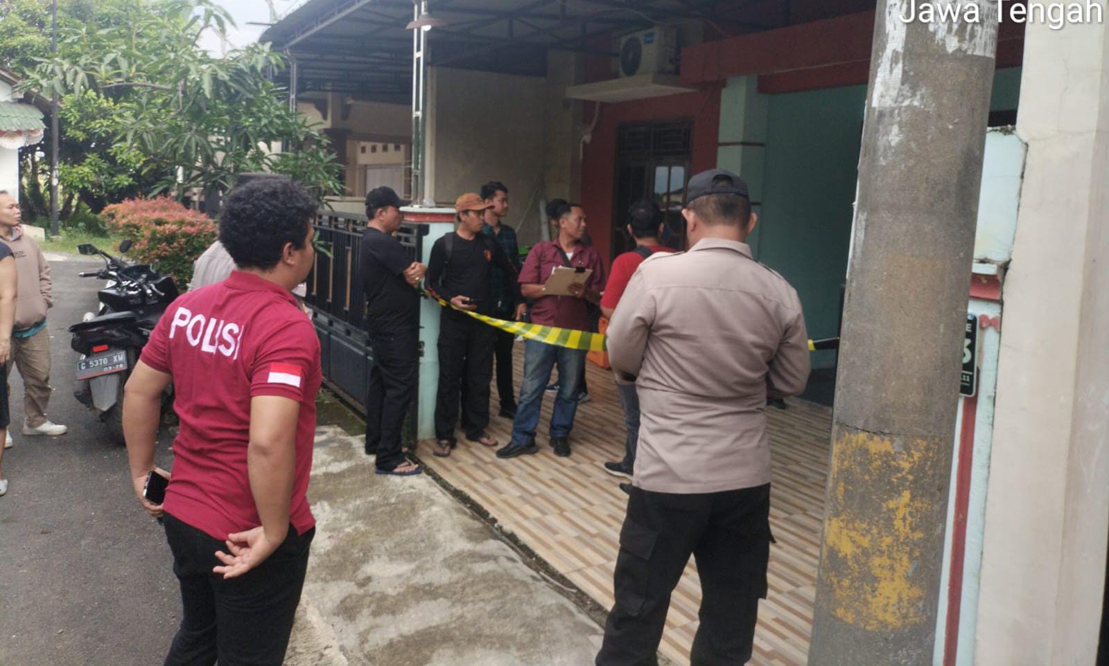 AMANKAN - Anggota Polres Pemalang saat mengamankan warga setempat yang berniat bunuh diri.