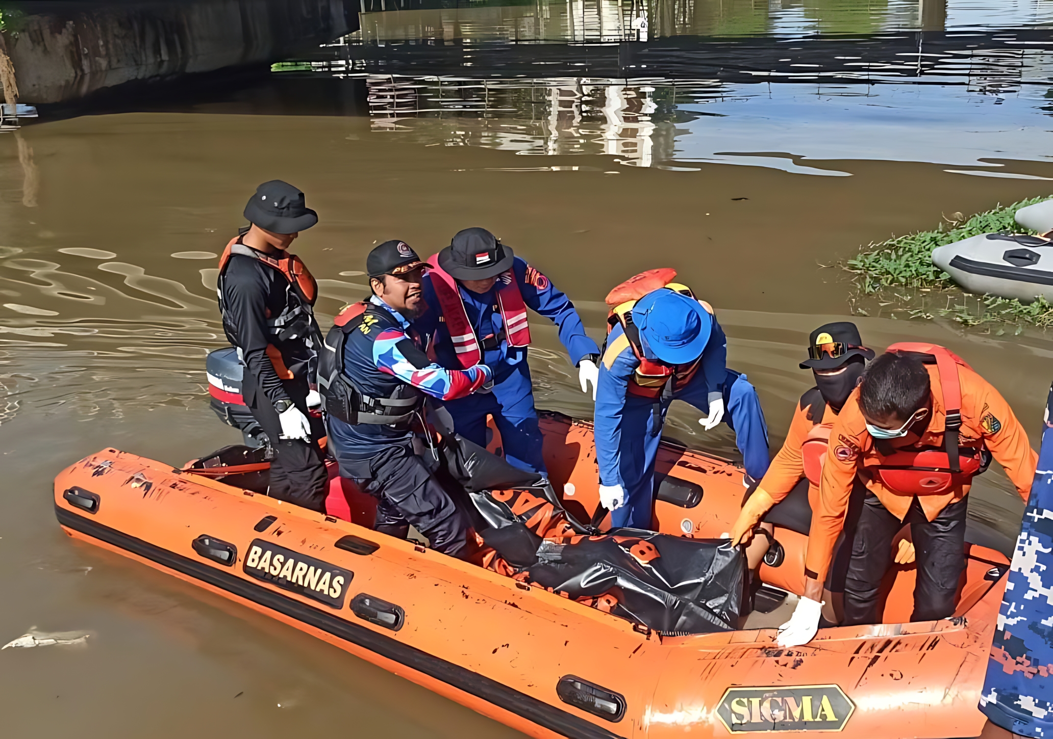 EVAKUASI - Tim gabungan saat evakaasi jenzah wanita diduga bunuh diri di sungai Lodji KOta Pekalongan, Minggu 921/12/2025).
