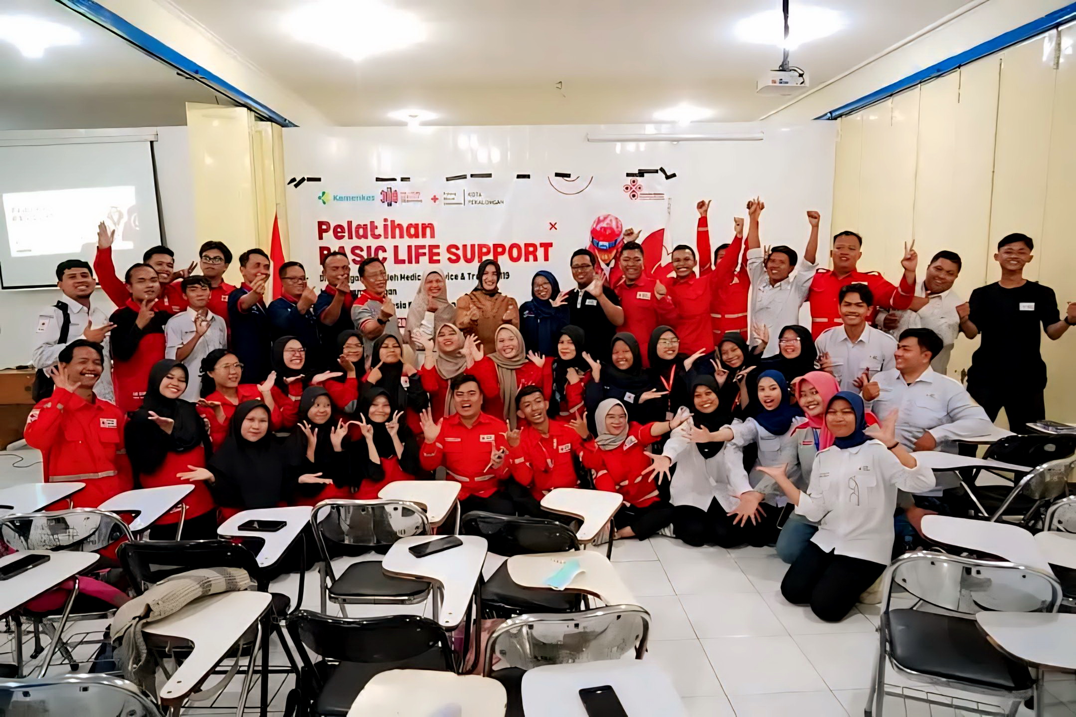 FOTO BERSAMA - Usai menutup pelatihan Wawalkot Hj Balgis Diab berfoto Bersama peserta pelatihan Basic Life Support, pada Minggu sore (21/12/2025).
