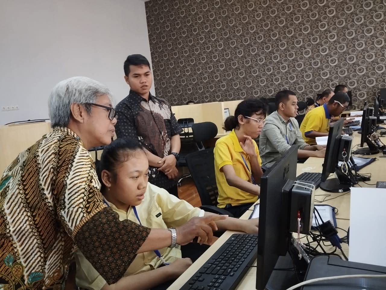 IBU BAGI DISABILITAS : Noviana Dibyantari Founder Roemah Difabel Semarang, ketika bercengkrama dan mendampingi anak disabilitas yang menjadi binaan.