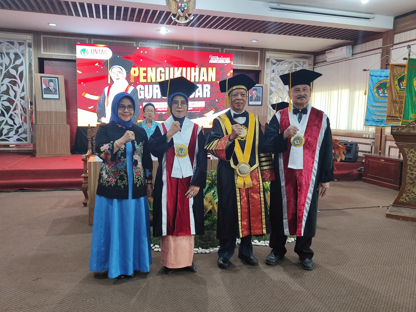 (kedua dari kiri) Prof Hikmah resmi jadi guru besar Untag Semarang