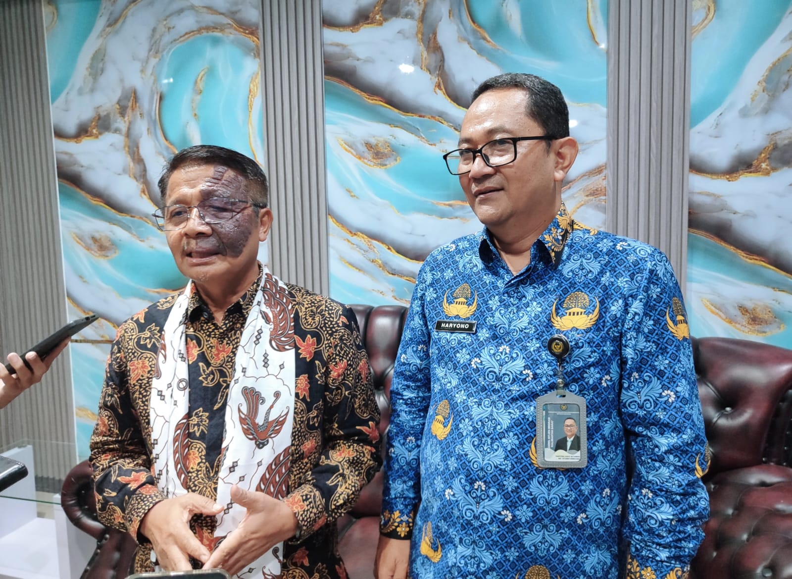 (kiri-kanan) Anggota DPD RI Muhdi ditemani Kepala Ditjen Imigrasi Jawa Tengah, Haryono Agus Setiawan saat kunjungan ke Kantor Imigrasi Kelas I Semarang.
