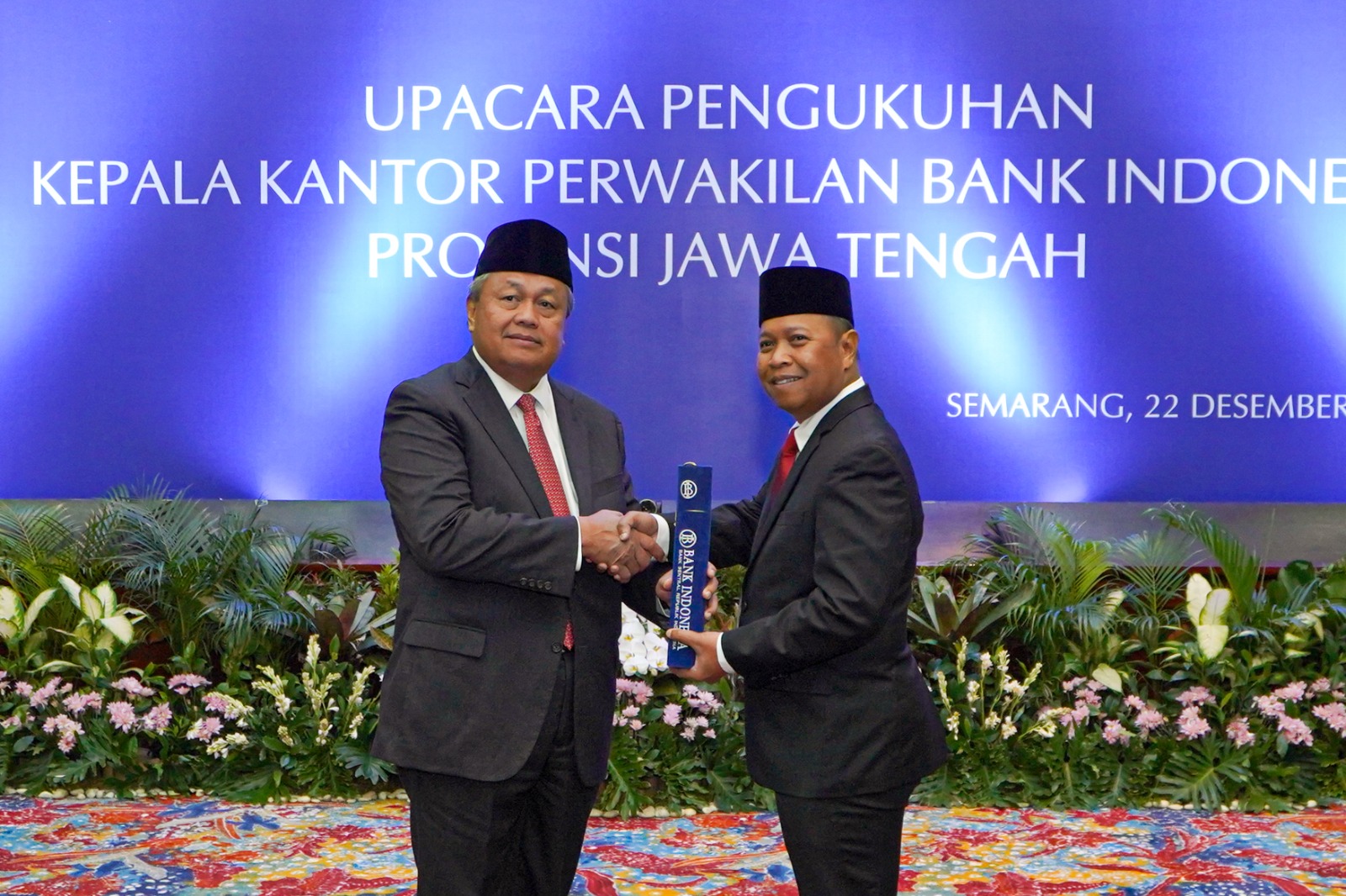 Gubernur BI Perry Warjiyo (kiri) kukuhkan&nbsp;Mohamad Noor Nugroho sebagai Pimpinan BI Jateng.