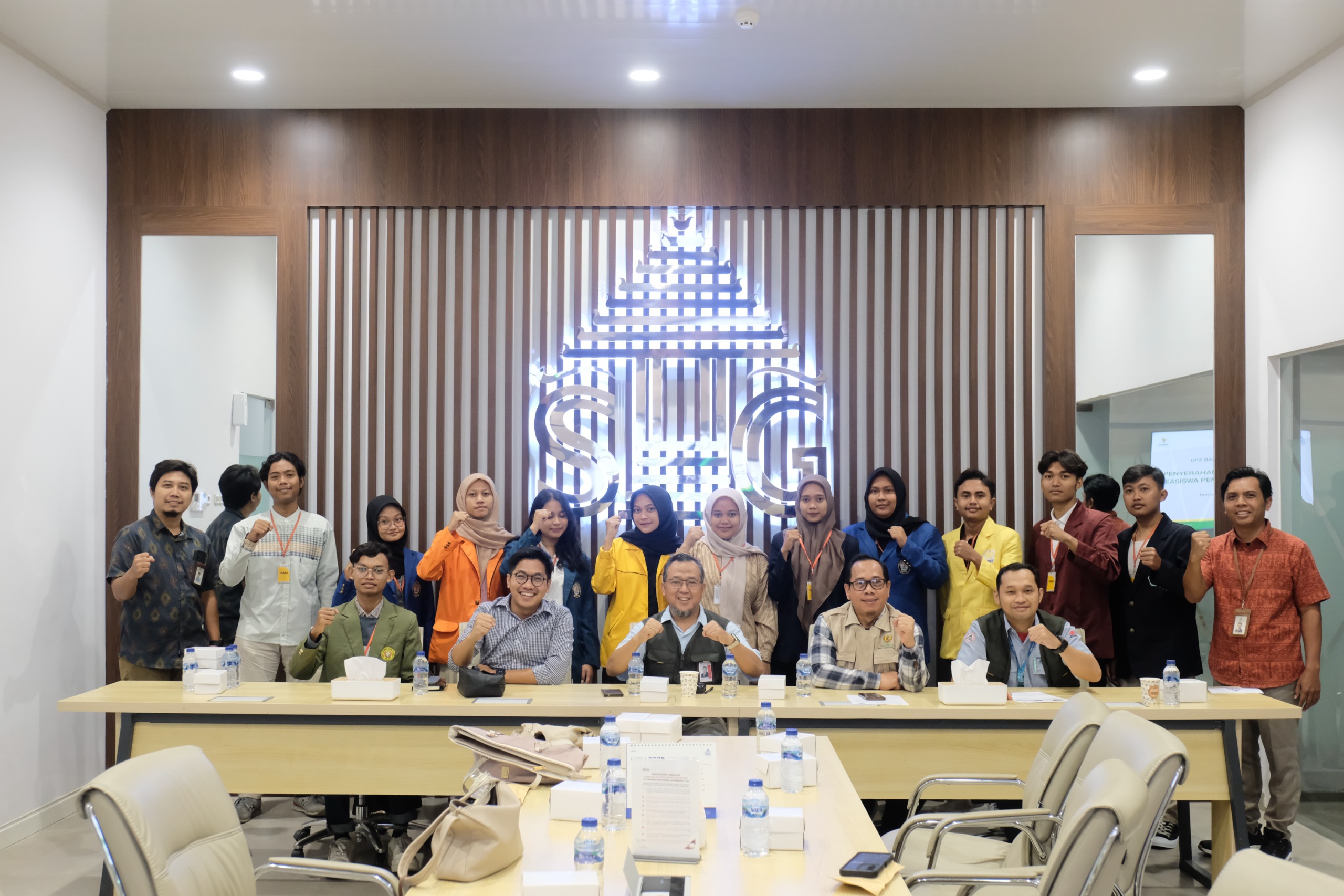 Baznas PT Semen Gresik menyalurkan zakat berupa beasiswa prasejahtera kepada 12 mahasiswa dari Kabupaten Rembang dan Blora di Omah SG Pabrik Rembang (19/12).