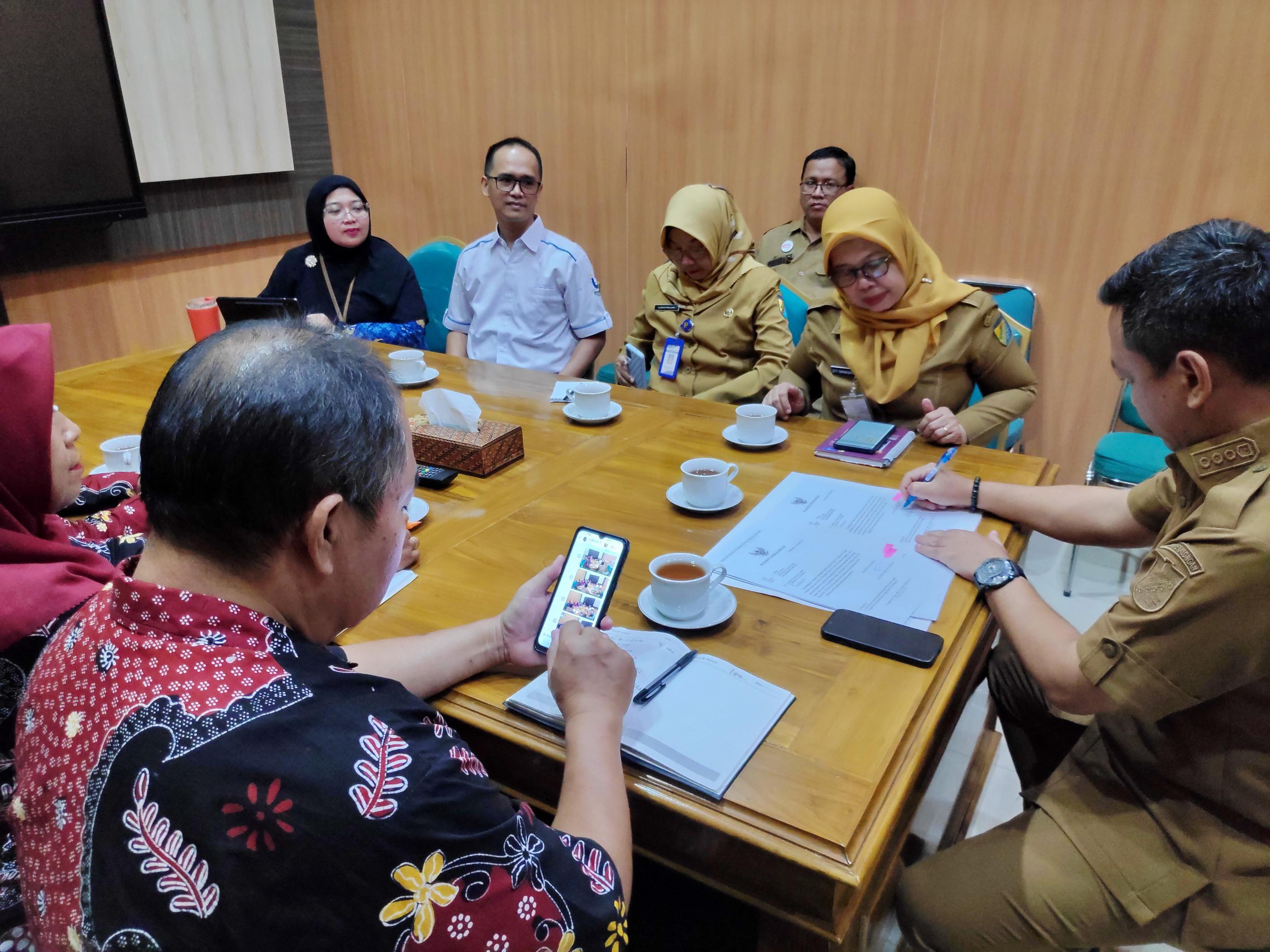 TANDA TANGAN -&nbsp; Walikota Aaf saat menandatangani pengesahan usulan UMK, usai audiensi&nbsp;dengan Dewan Pengupahan di Ruang Tiga Negri, Senin (22/12/2025).