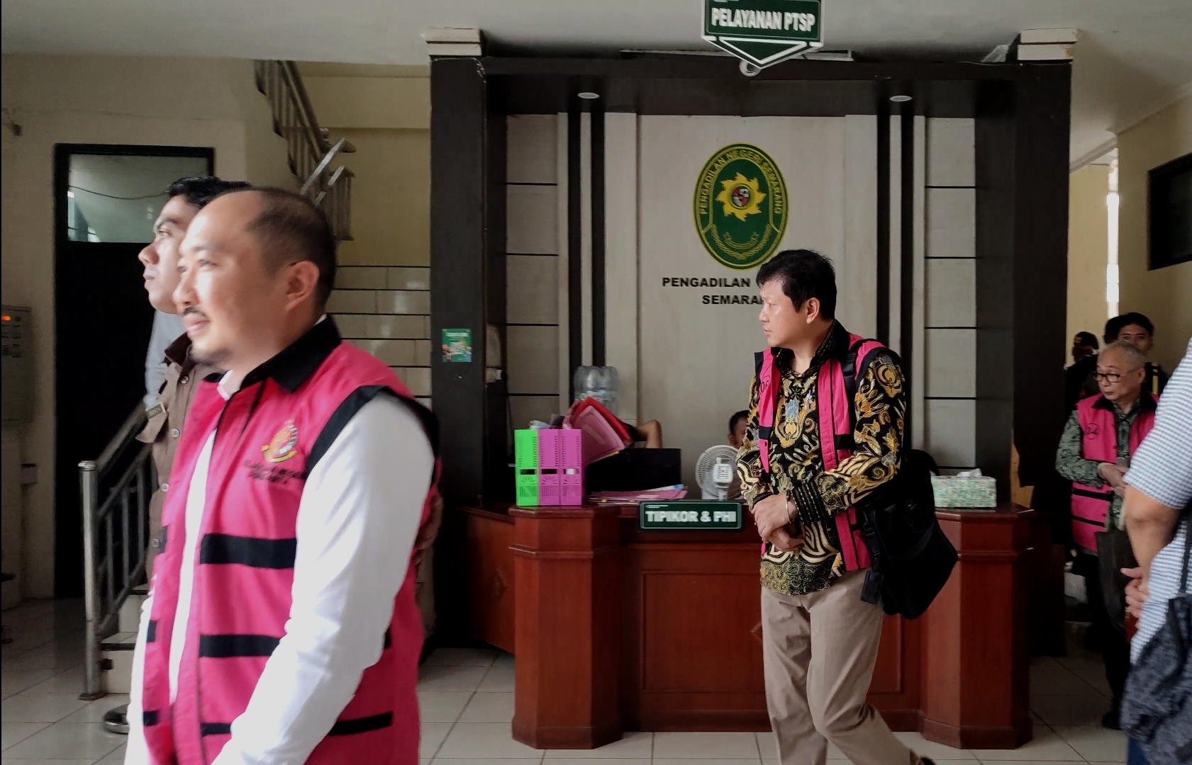 Bos Sritex Lukminto bersaudara menjalani sidang perdana di Pengadilan Tipikor Semarang, Senin (22/12/2025).