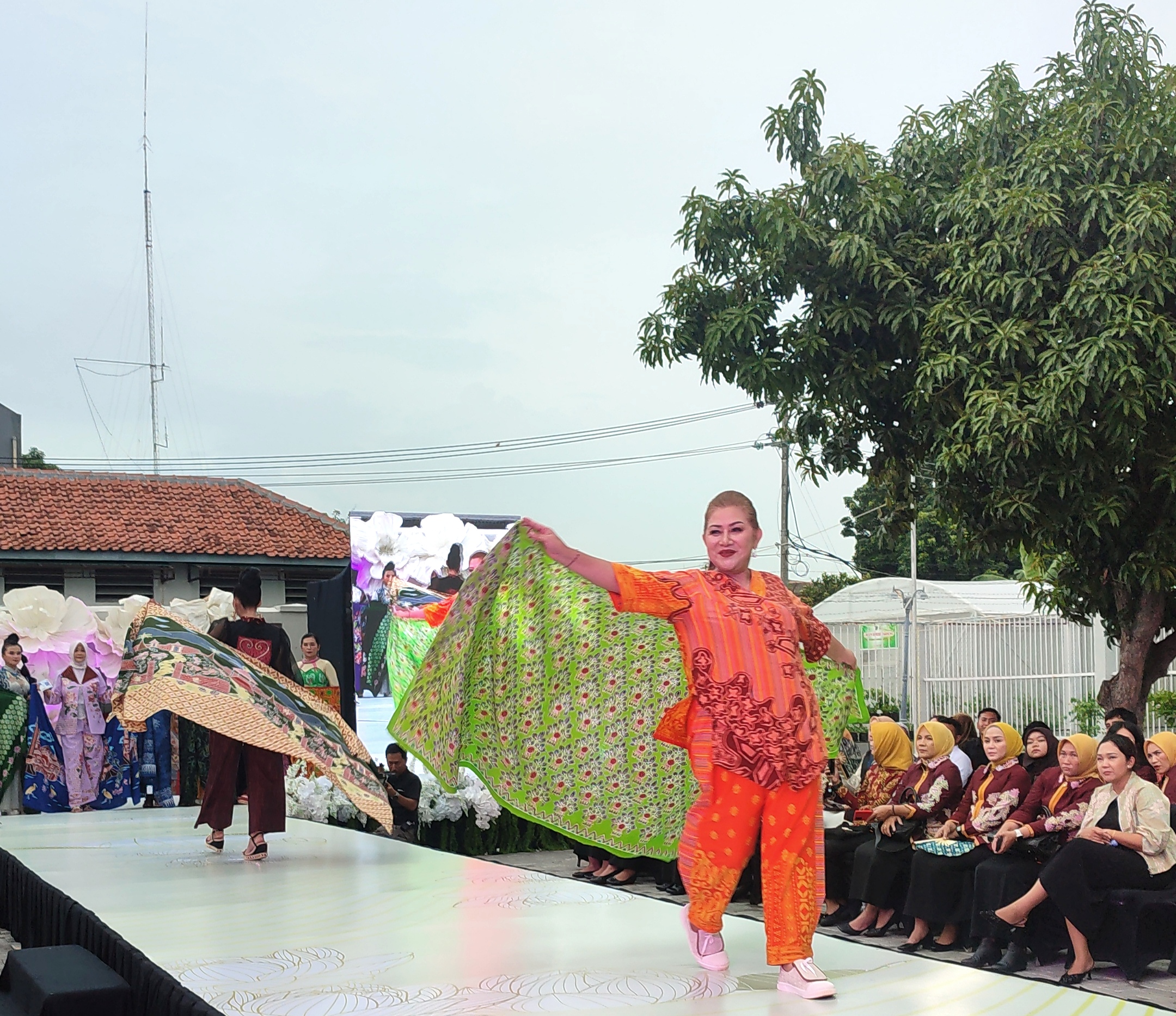 Mantan Wali Kota Semarang, Hevearita Gunaryanti Rahayu tampil memulai dalam Fashion Show Batik Nusantara Lapas Perempuan Semarang saat peringatan Hari Ibu, Senin (22/12/2025).