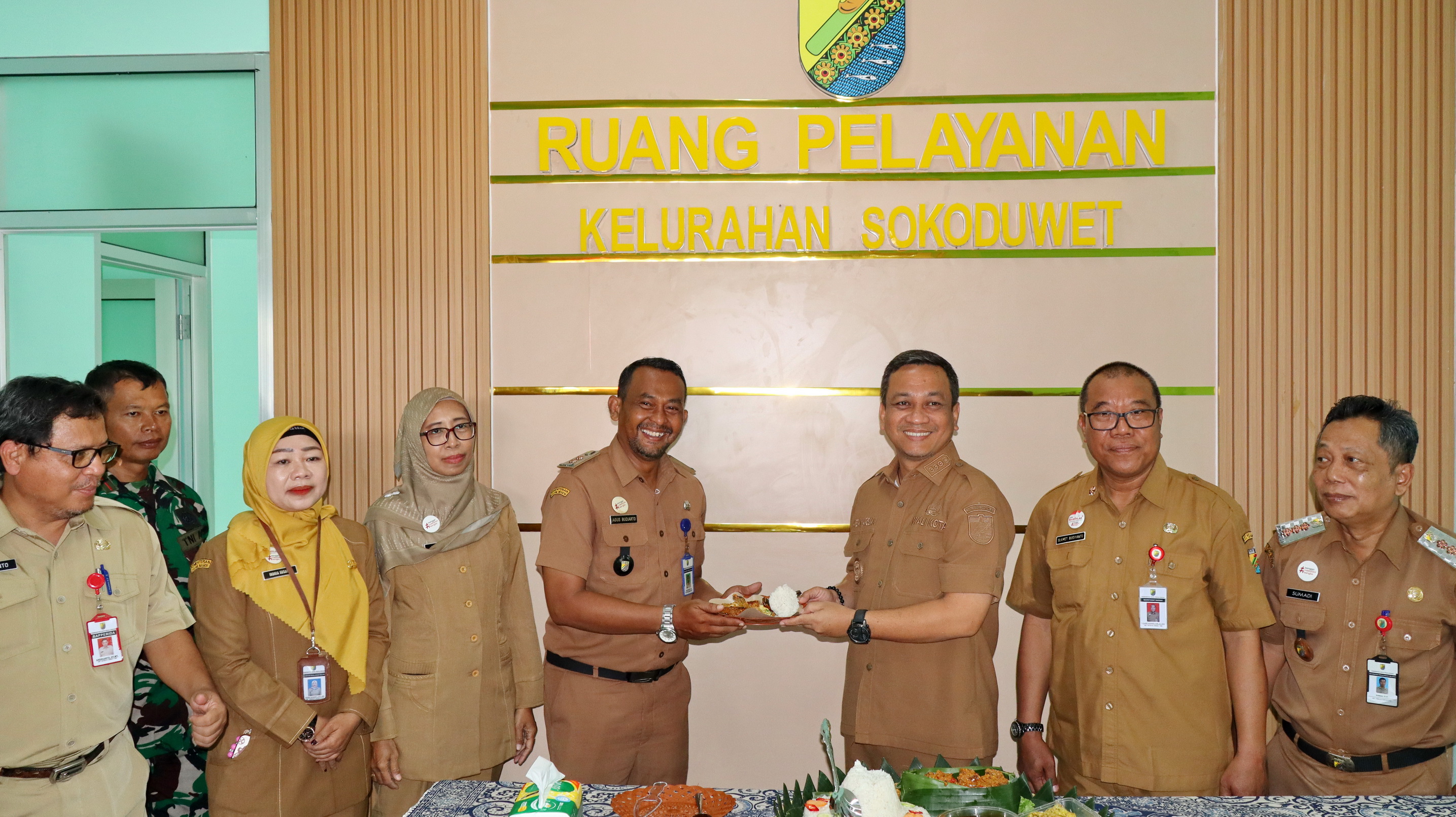 SYUKURAN - Dengan sederhana, peresmian gedung baru Kelurahan Sokoduwet Pekalongan Timur, dilakukan langsung&nbsp;oleh Walikota Aaf, Senin (22/12/2025).