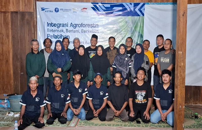 PENDAMPINGAN PETANI PETERNAK : Para pembicara dan panitia pelatihan setelah menggelar &ldquo;Ngaji Ekonomi - Ngaji Tani Ternak&rdquo; digelar di Kauman, Wonosegoro, Kabupaten Boyolali, Minggu (21/12/2025).