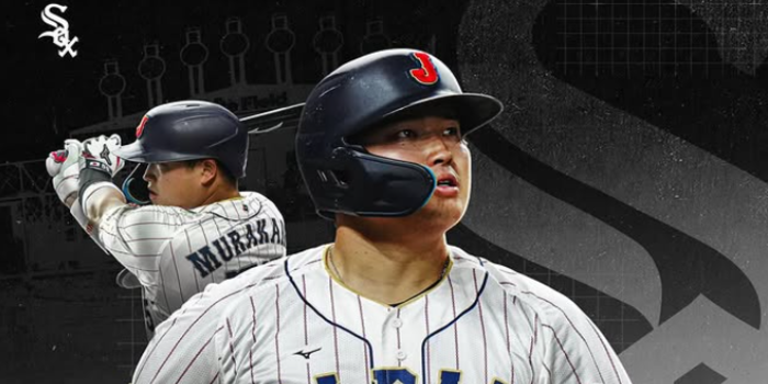 Tangkapan layar dari akun Instagram resmi whitesox, menampilkan Munetaka Murakami dengan ekspresi tenang dan reflektif dalam balutan busana putih jersey tim nasional Jepang dengan aksen garis-garis.