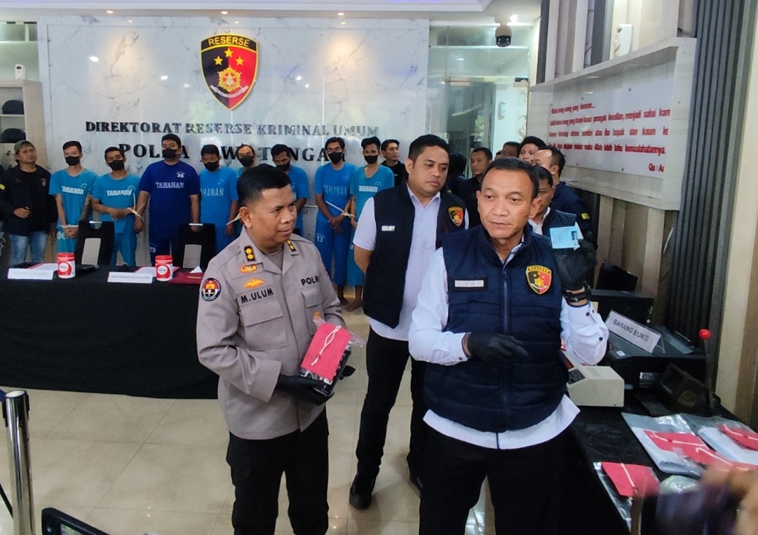 Para tersangka dan alat bukti diamankan Jatanras Polda Jateng
