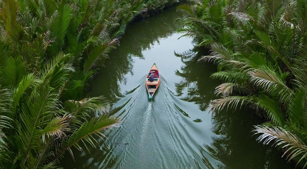 Layanan kesehatan keliling yang menggunakan perahu jolloro di Kampung Berseri Astra Rammang-Rammang untuk menjangkau kesehatan warga di wilayah perairan.