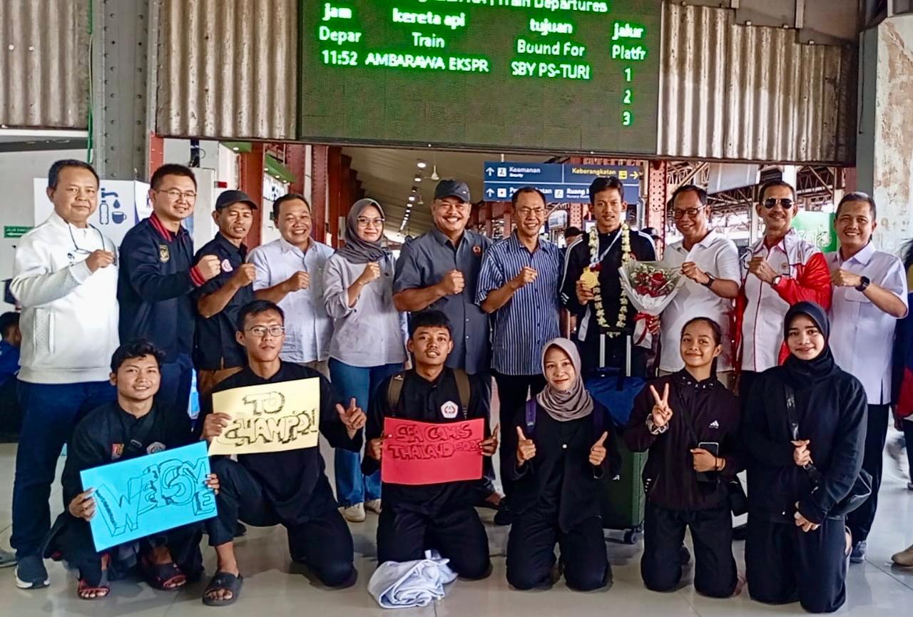 Ketua Umum KONI Jawa Tengah, Sujarwanto Dwiatmoko, saat menyambut atlet pencak silat peraih emas SEA Games 2025