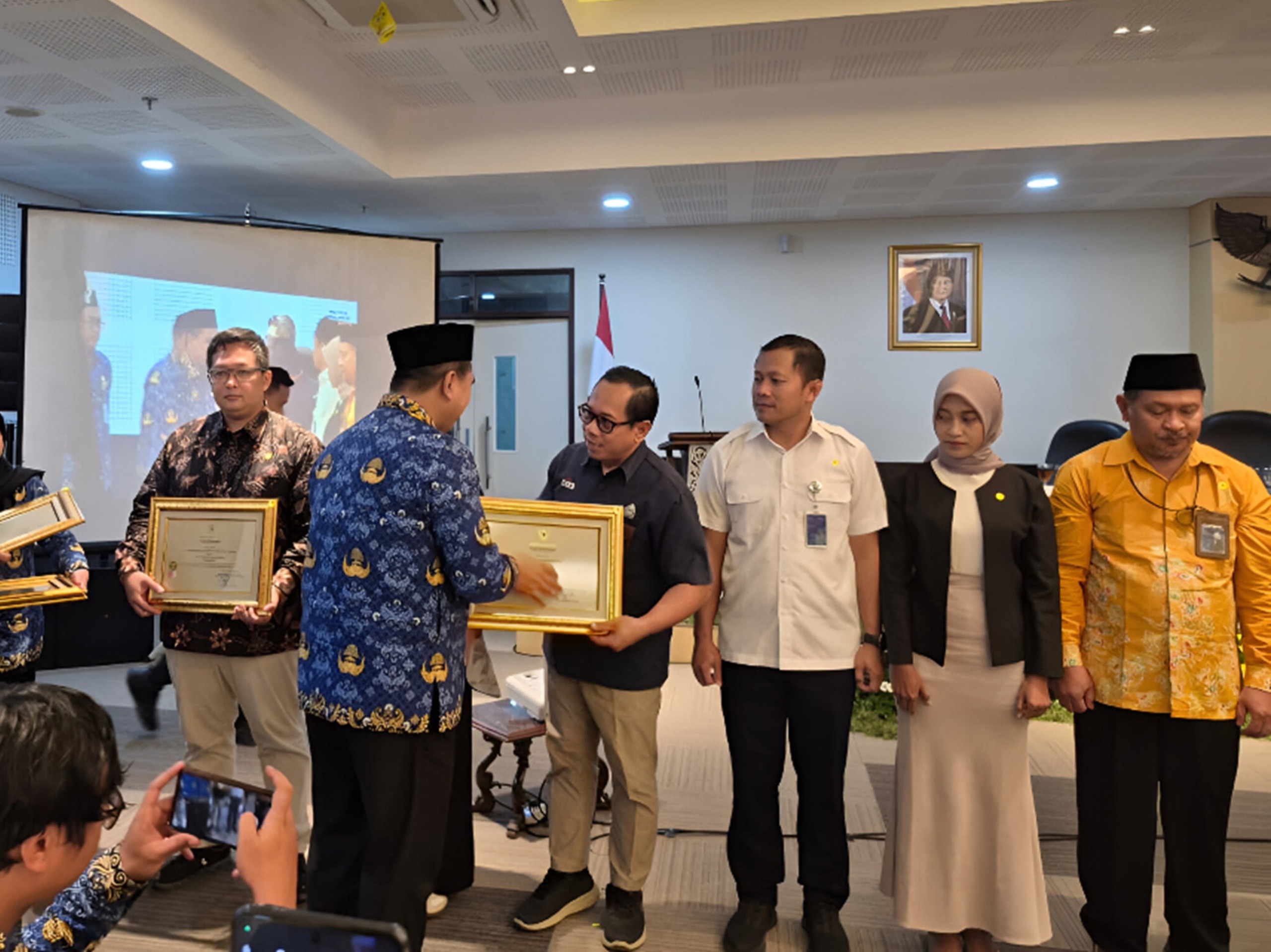 PT Semen Gresik menerima penghargaan&nbsp;TOP Kontributor CSR Jawa Tengah kategori BUMN dari Pemprov Jateng di Gedung Gradhika Bakti Praja, Semarang, Rabu (17/12).