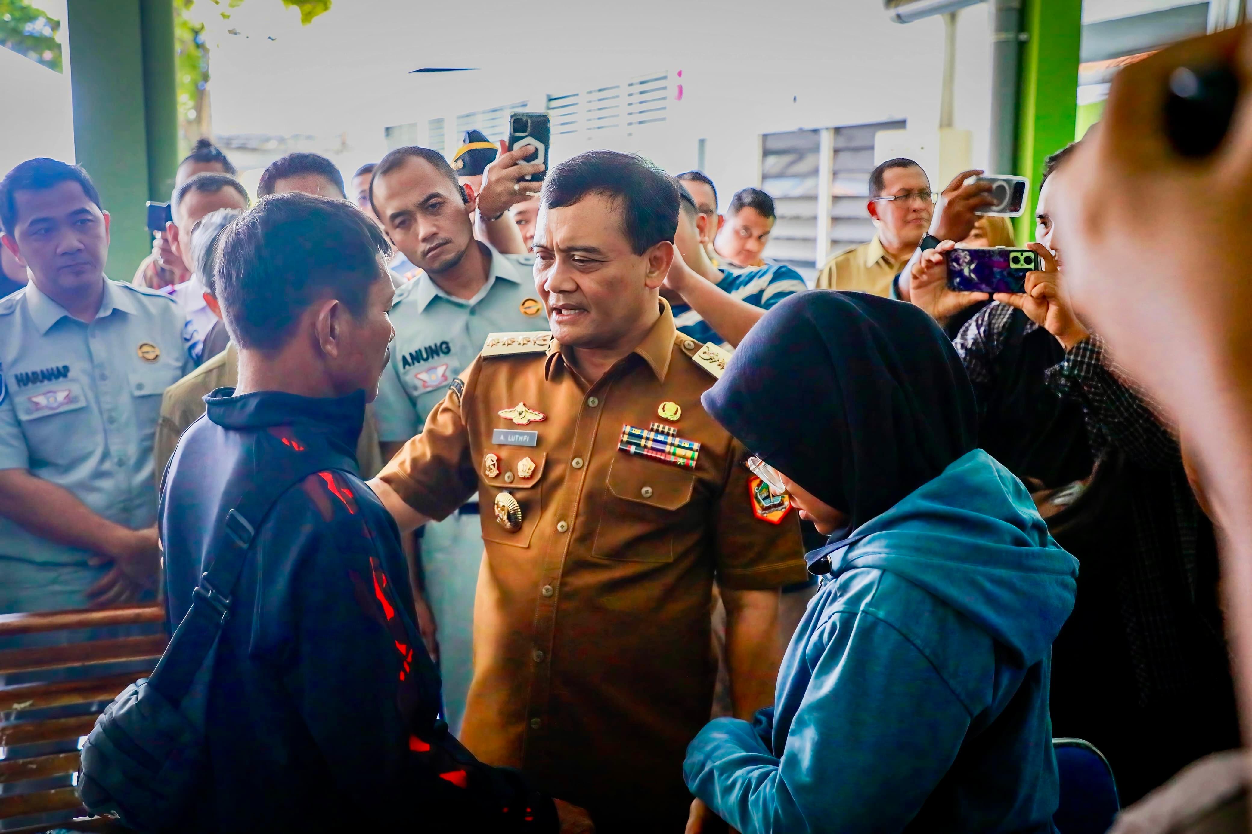 Gubernur Ahmad Luthfi saat menyambangi keluarga korban di kamar jenazah RSUP dr Kariadi, Kota Semarang, Senin, 22 Desember 2025.