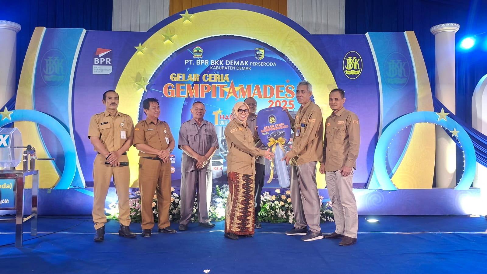 Bupati Demak dr Eistianah didampingi Direktur Utama PT BPR BKK Demak Sunoto menyerahkan hadiah utama mobil kepada nasabah dalam undian Tamades 2025.(wahibpribadi)
